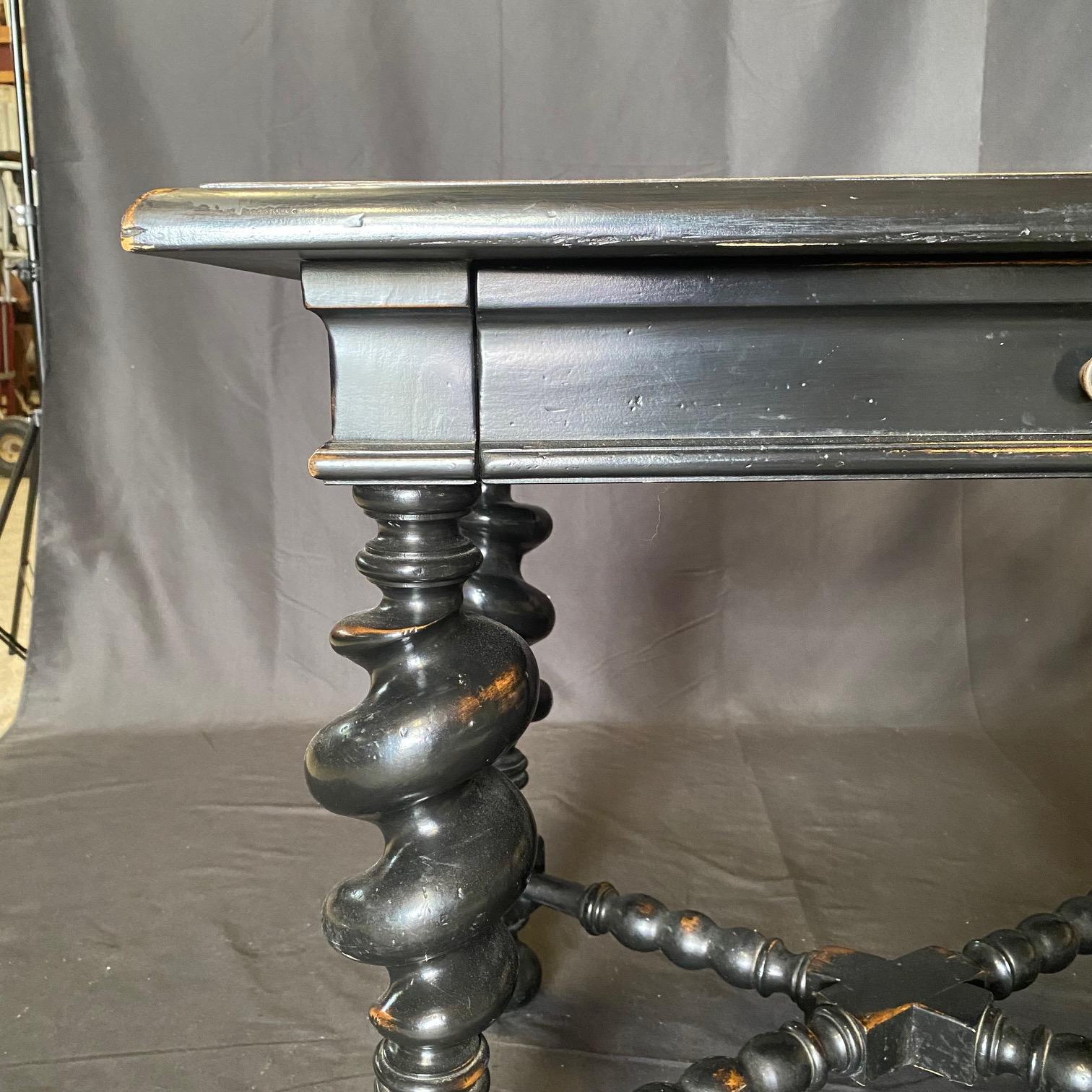 Bois Table d'appoint de style baroque Phillip II avec pieds torsadés en vente
