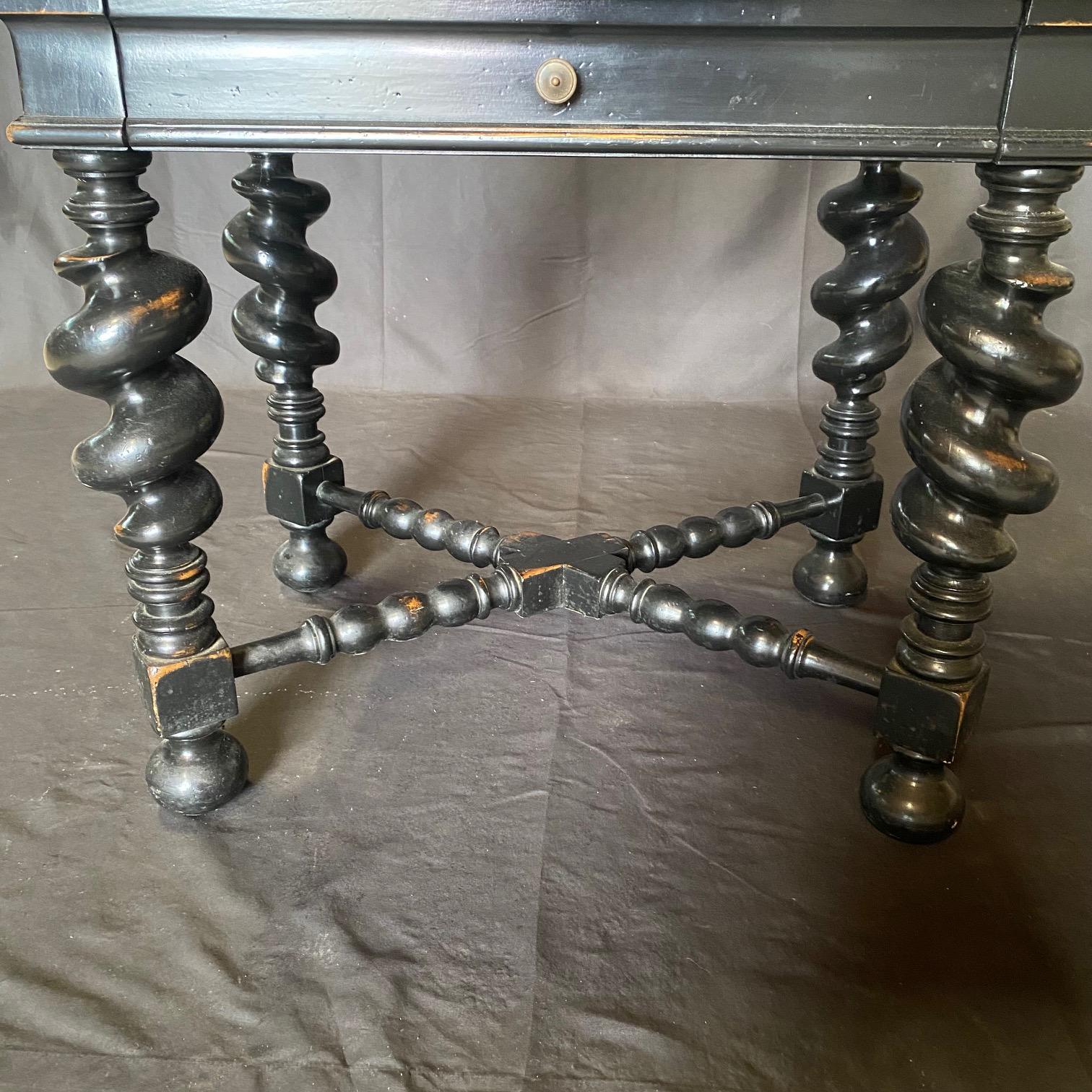 Table d'appoint de style baroque Phillip II avec pieds torsadés en vente 1