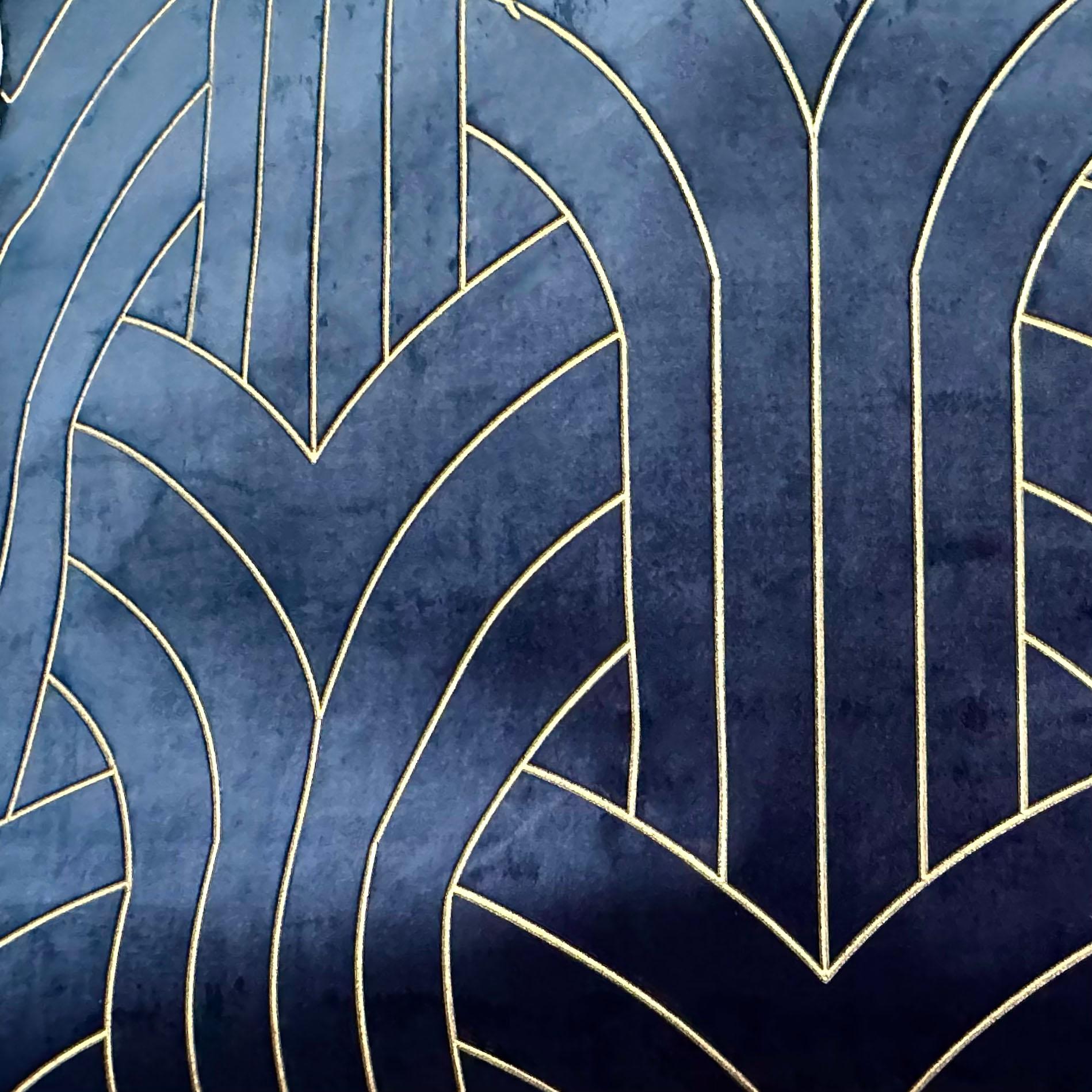 Phillips Jeffries Navy Blue Velvet Cocoon Wallpaper, Lasercut Gilt Velvet Textile. Wunderschöner Wandbelag von Phillips Jeffries aus der Velvet Cocoon Collection. Artikelnummer 9103 Losnummer 1052428. Die Auflistung bezieht sich auf einen