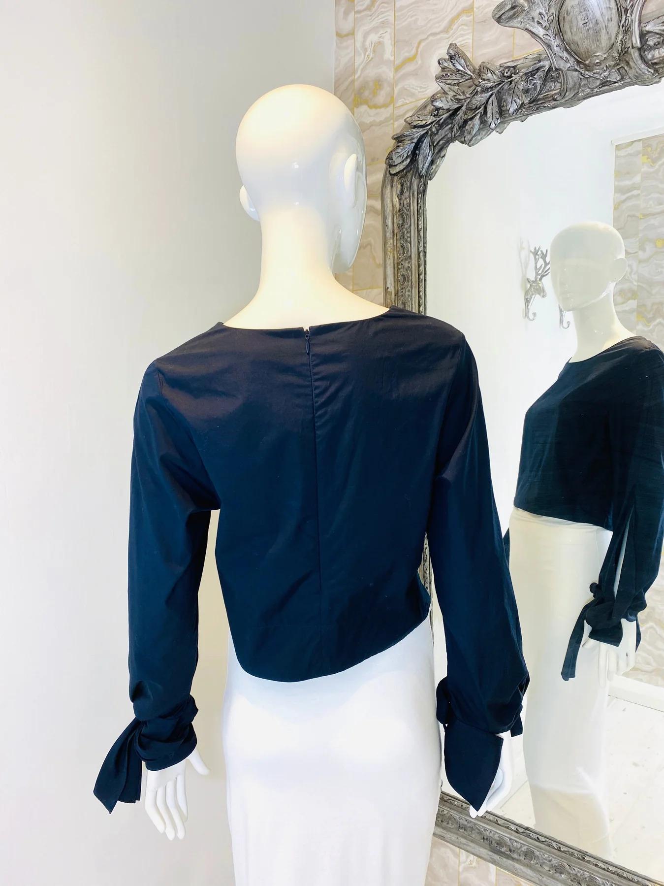 Phillip Lim Cotton Top

Navy blue cropped top with tie cuffs.

Additional information:
Size – 6UK
Condition – Very Good