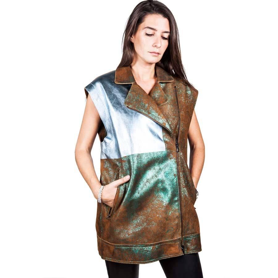 Phillip Lim sleeveless loose jacket in lamb leather with crossed collar.  It is composed of brown and turquoise suede and a part in grained blue iridescent leather on the front and black on the back. 
Size 34FR, 6US.

You have two zipped pockets at
