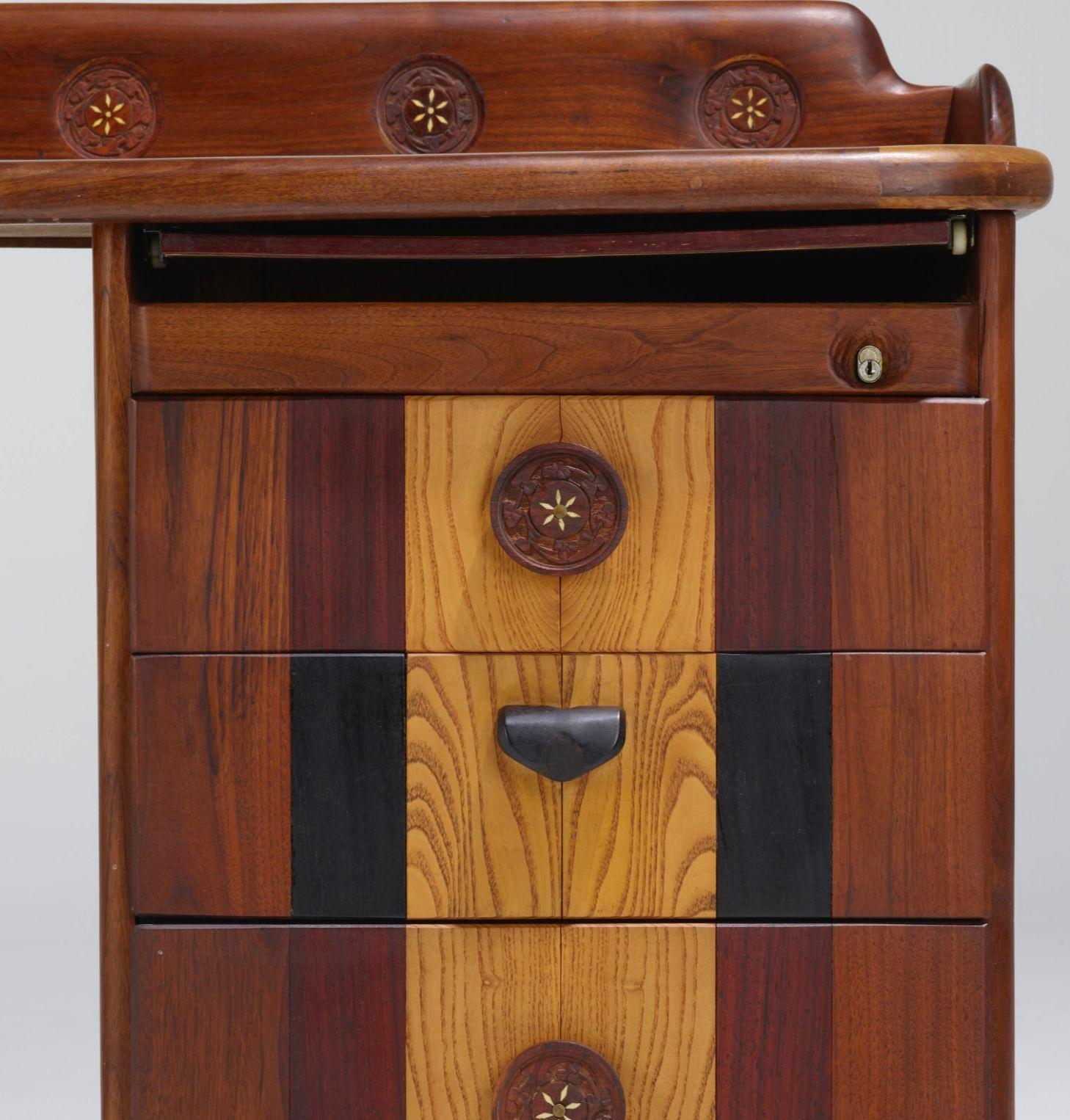 Phillip Lloyd Powell American Craft maßgefertigter Schreibtisch mit doppeltem Sockel (Appliqué) im Angebot