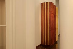 Phillip Lloyd Powell Grande armoire en noyer et feuille d'or