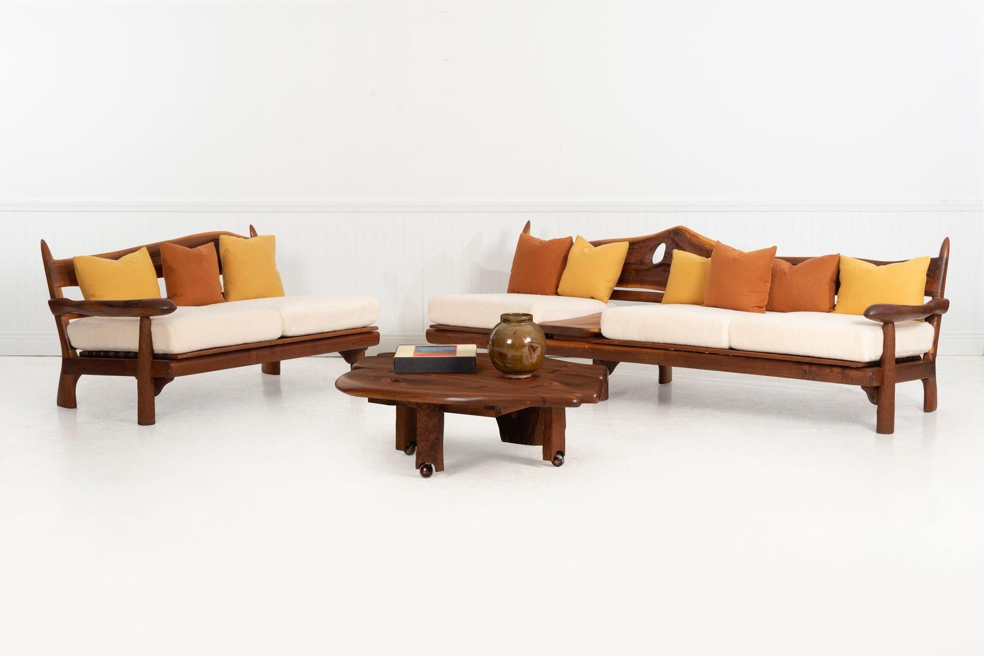 Phillip Lloyd Powell Wohnzimmersuite, 1979
Handgeschnitztes Nussbaumholz mit Schmetterlingsverbindungen und vertikalen Details aus Horn. Enthält eine große abnehmbare Holzauflage mit verstellbarer Positionierung. Die Kissen sind neu gepolstert mit