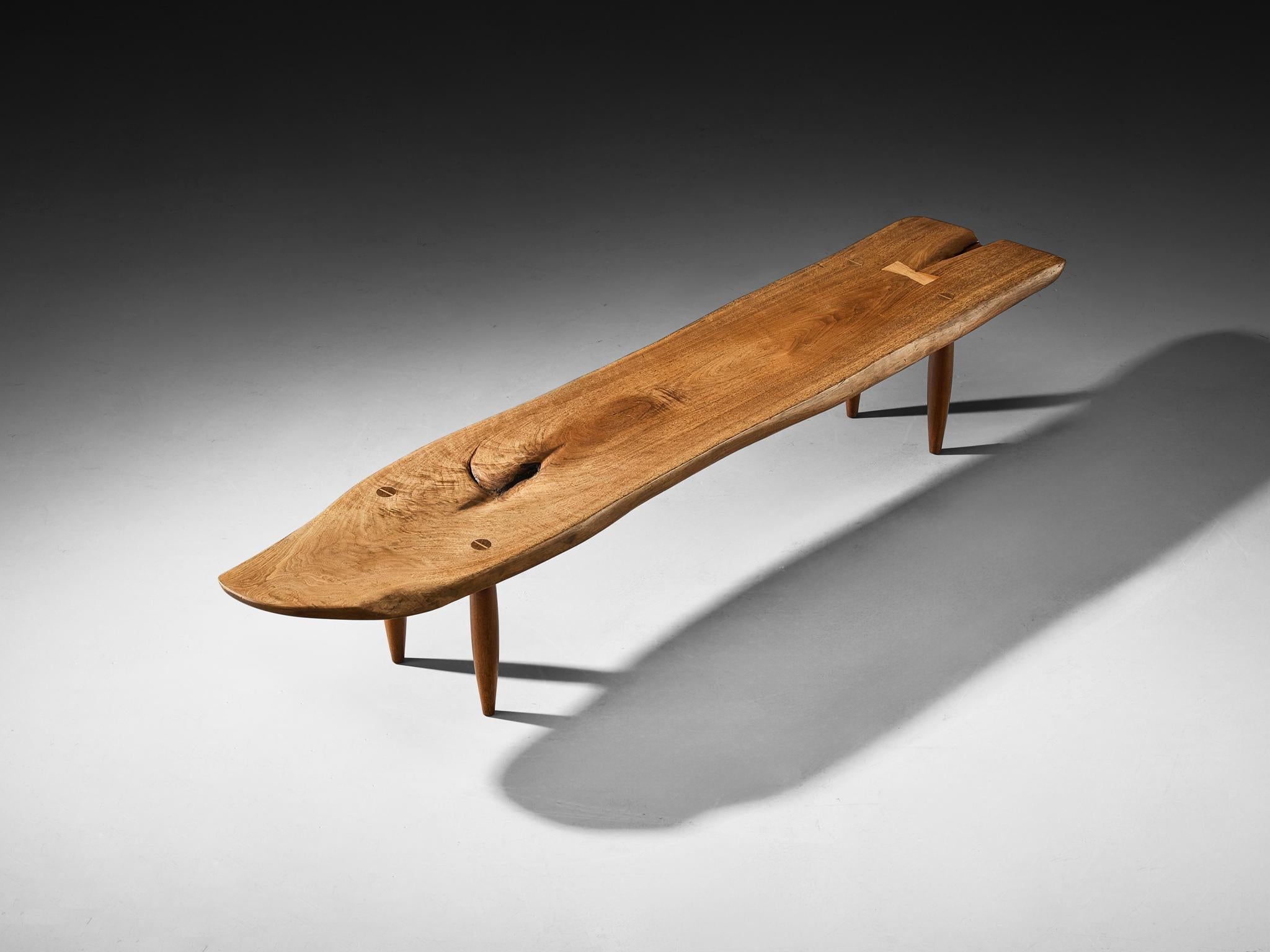 Phillip Lloyds Powell, table basse, noyer, États-Unis, années 1960

Cette table basse ou banc unique est conçue par le designer américain Phillip Lloyds Powell. La pièce repose sur quatre pieds circulaires effilés supportant un long plateau qui