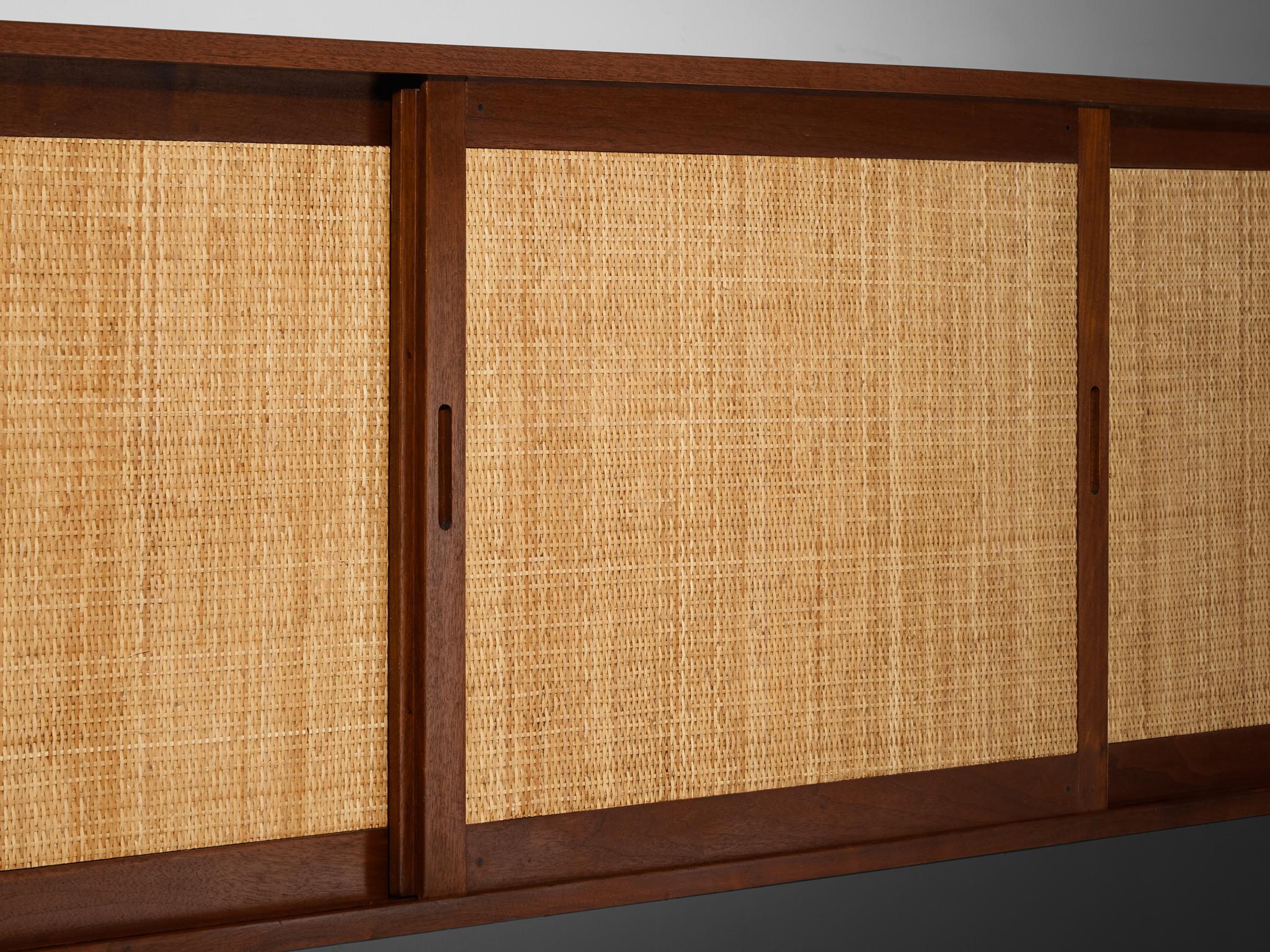 Aparador largo Phillip Lloyd Powell de madera de nogal y pasto marino en venta 4