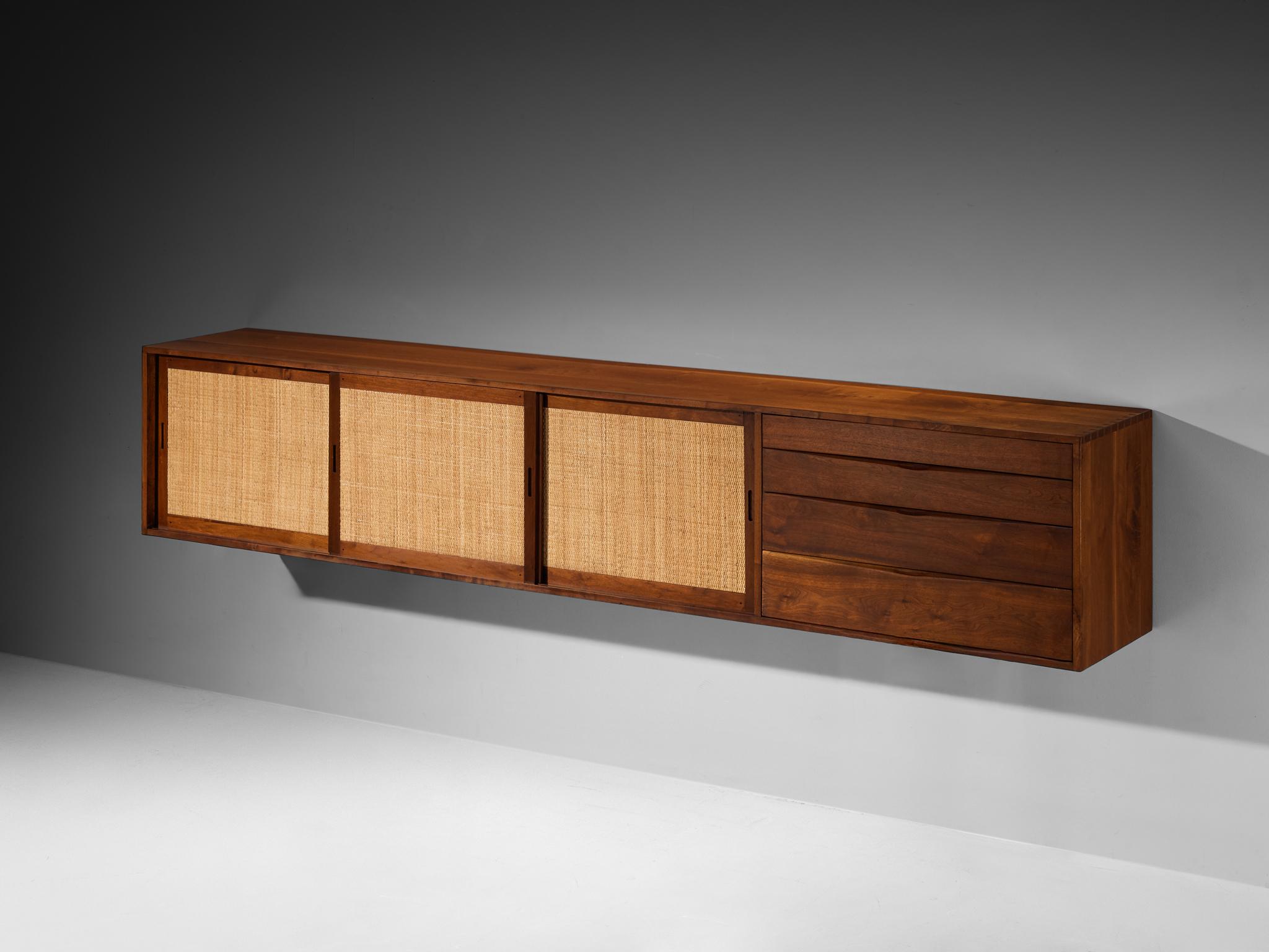 Phillip Lloyd Powell, aparador de pared, nogal americano, hierba marina, Estados Unidos, 1960s/1970s

Este exquisito aparador de pared, diseñado por el célebre Phillip Lloyd Powell en la década de 1970, es una auténtica obra maestra de artesanía y