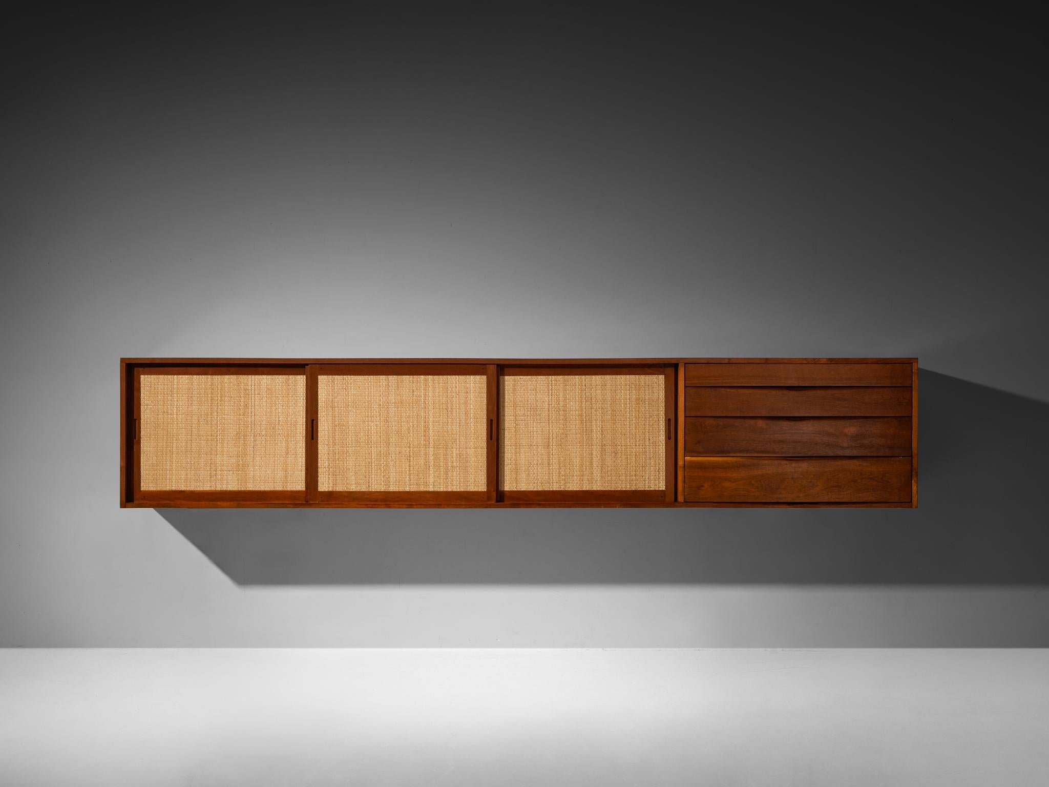 Aparador largo Phillip Lloyd Powell de madera de nogal y pasto marino Estadounidense en venta