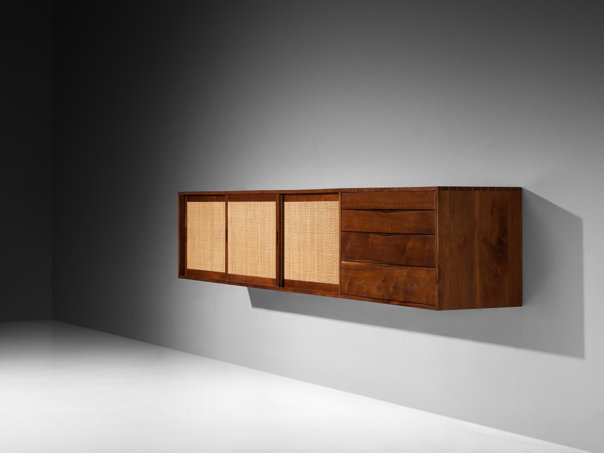 Aparador largo Phillip Lloyd Powell de madera de nogal y pasto marino Seagrass en venta