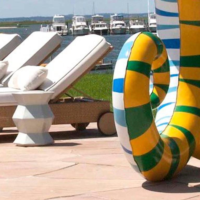 Outdoor-Skulptur aus der Pool Toy-Serie des Künstlers. Diese Skulptur ist so gefertigt, dass sie 4 Jahreszeiten im Freien übersteht 