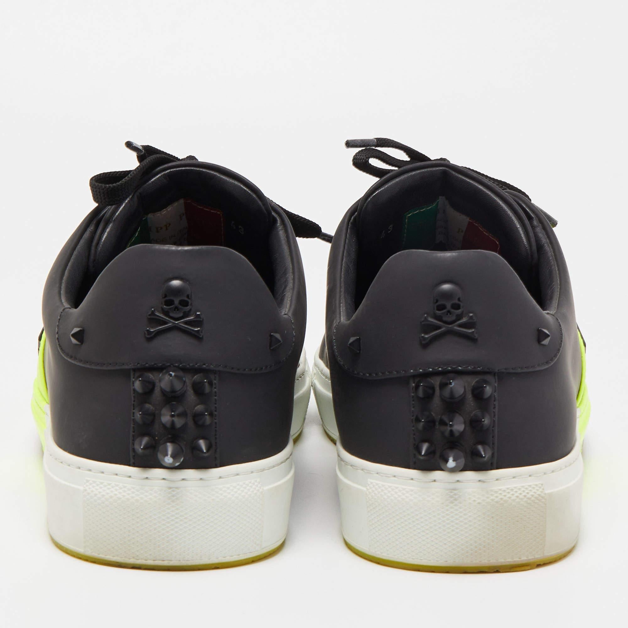 Phillip Plein Black Leather Studded Low Top Sneakers Size 43 In Good Condition For Sale In Dubai, Al Qouz 2
