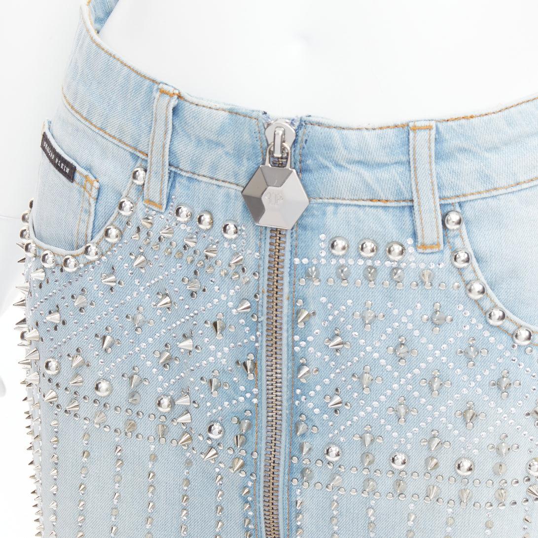 Jupe PHILLIP PLEIN neuve en coton bleu avec clous et fermeture éclair sur le devant 25 po.
Référence : AAWC/A01400
Marque : Phillips Plein
Modèle : New Skirt
MATERIAL : Denim
Couleur : bleu, argent
Motif : clouté
Fermeture : Zip
Détails