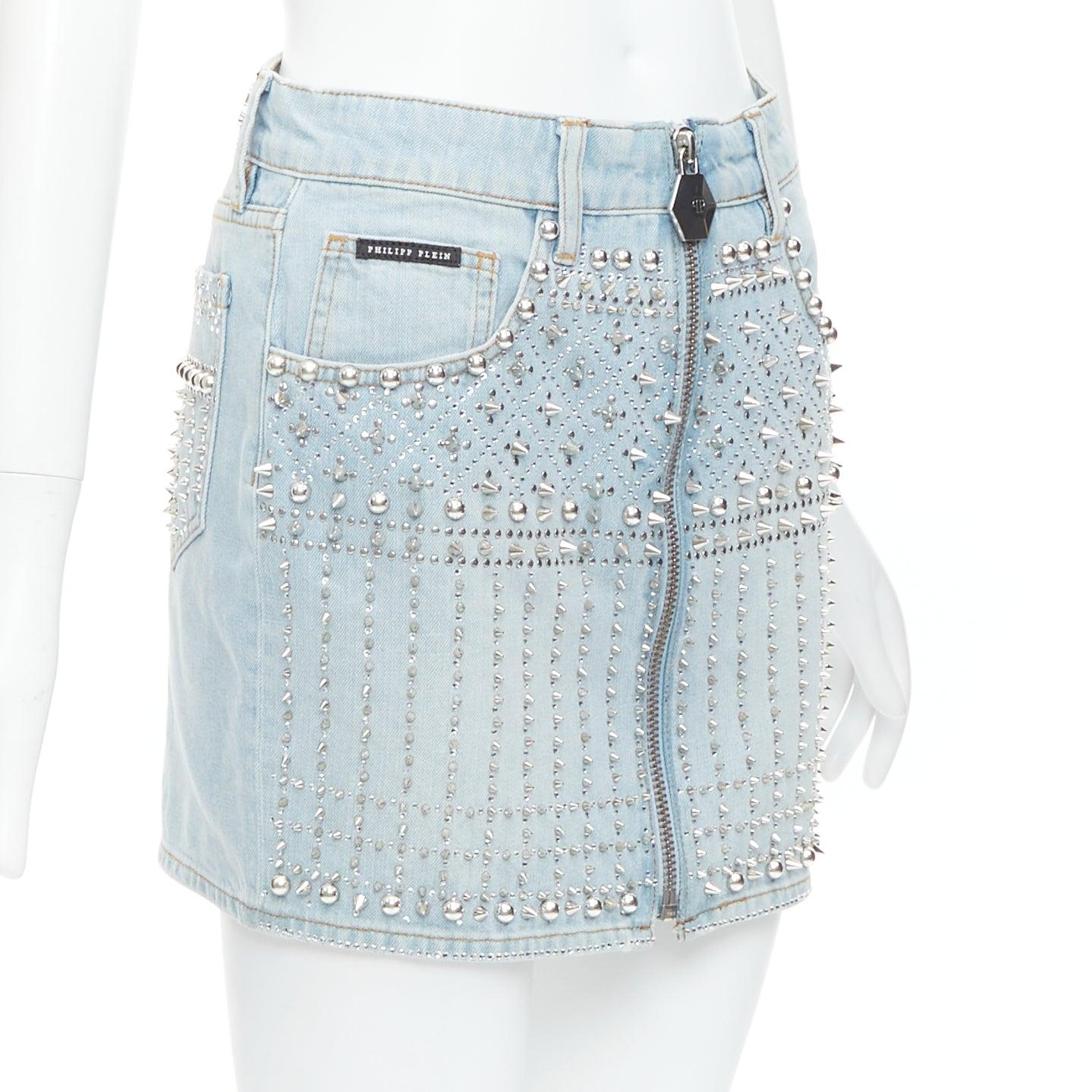 Bleu Jupe PHILLIP PLEIN neuve en coton bleu avec clous et fermeture éclair sur le devant 25 po. en vente