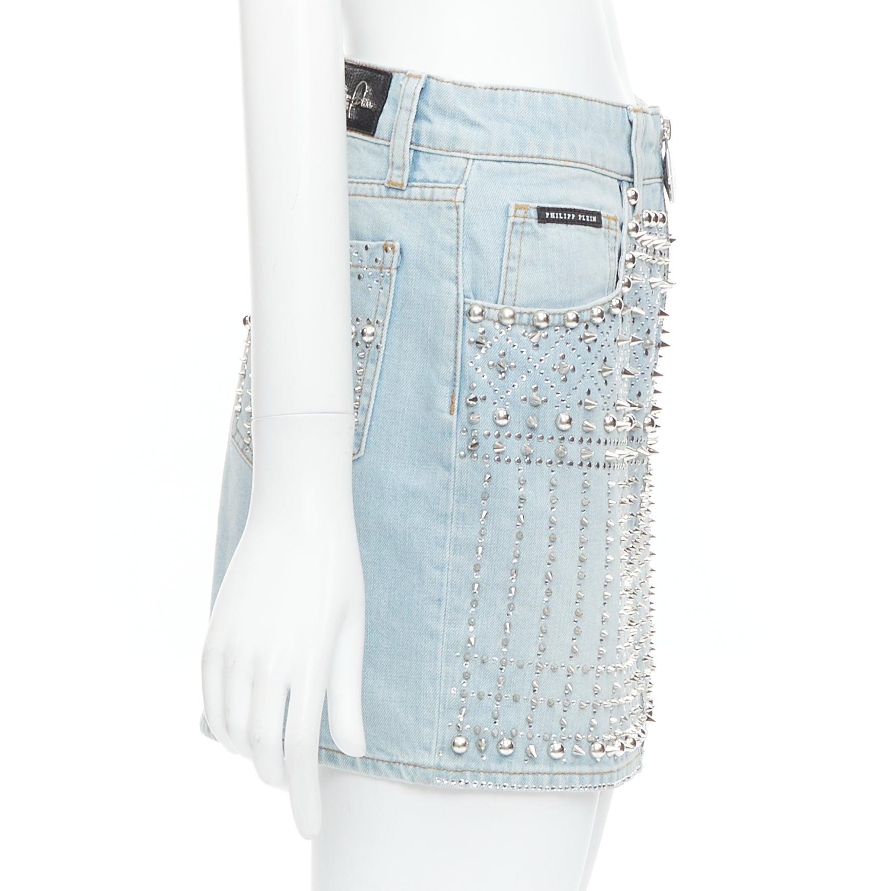 Jupe PHILLIP PLEIN neuve en coton bleu avec clous et fermeture éclair sur le devant 25 po. Excellent état - En vente à Hong Kong, NT