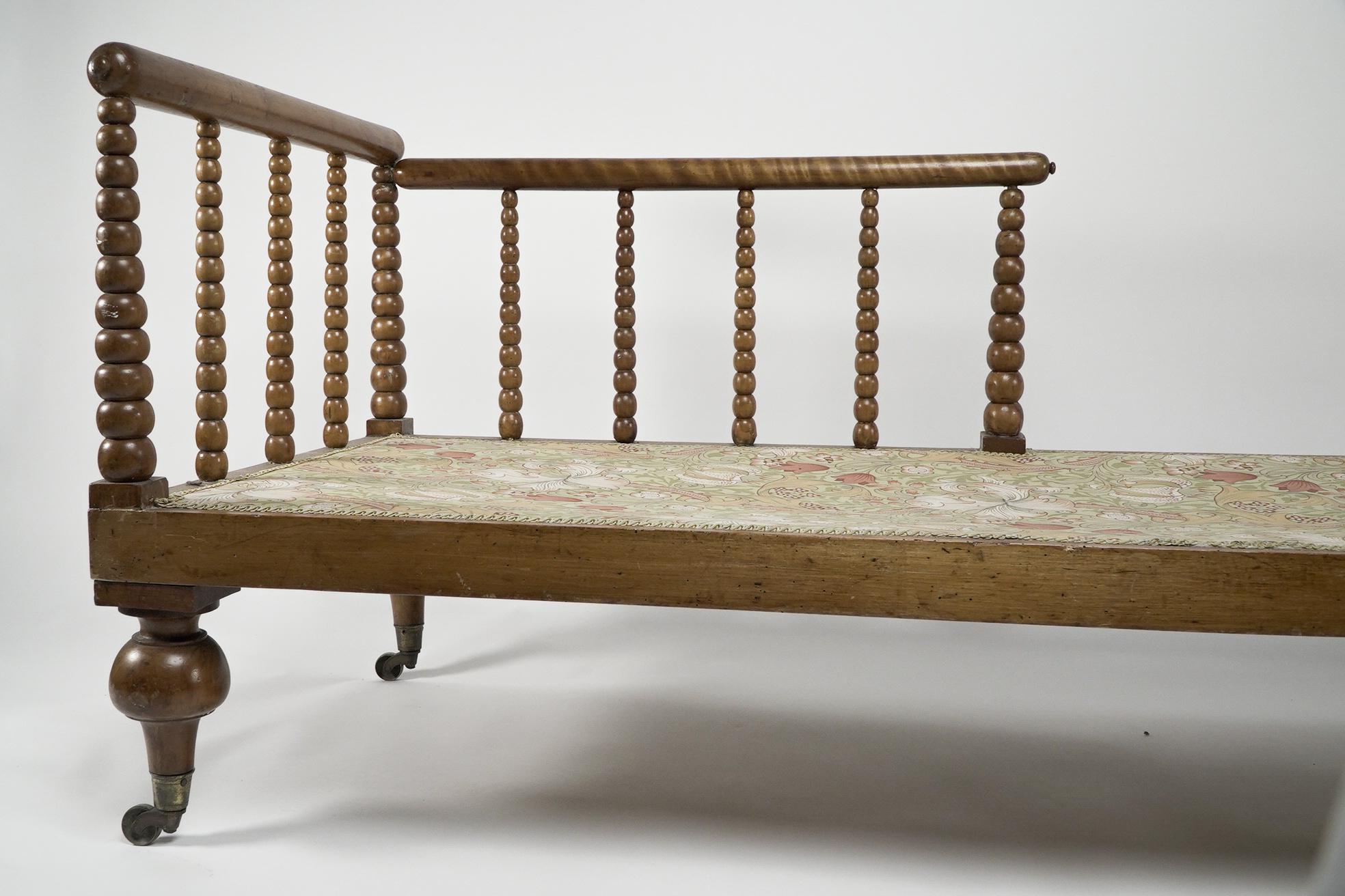 Phillip Webb Grande chaise longue en bois de satin tourné aux fuseaux de l'Aesthetic Movement en vente 2