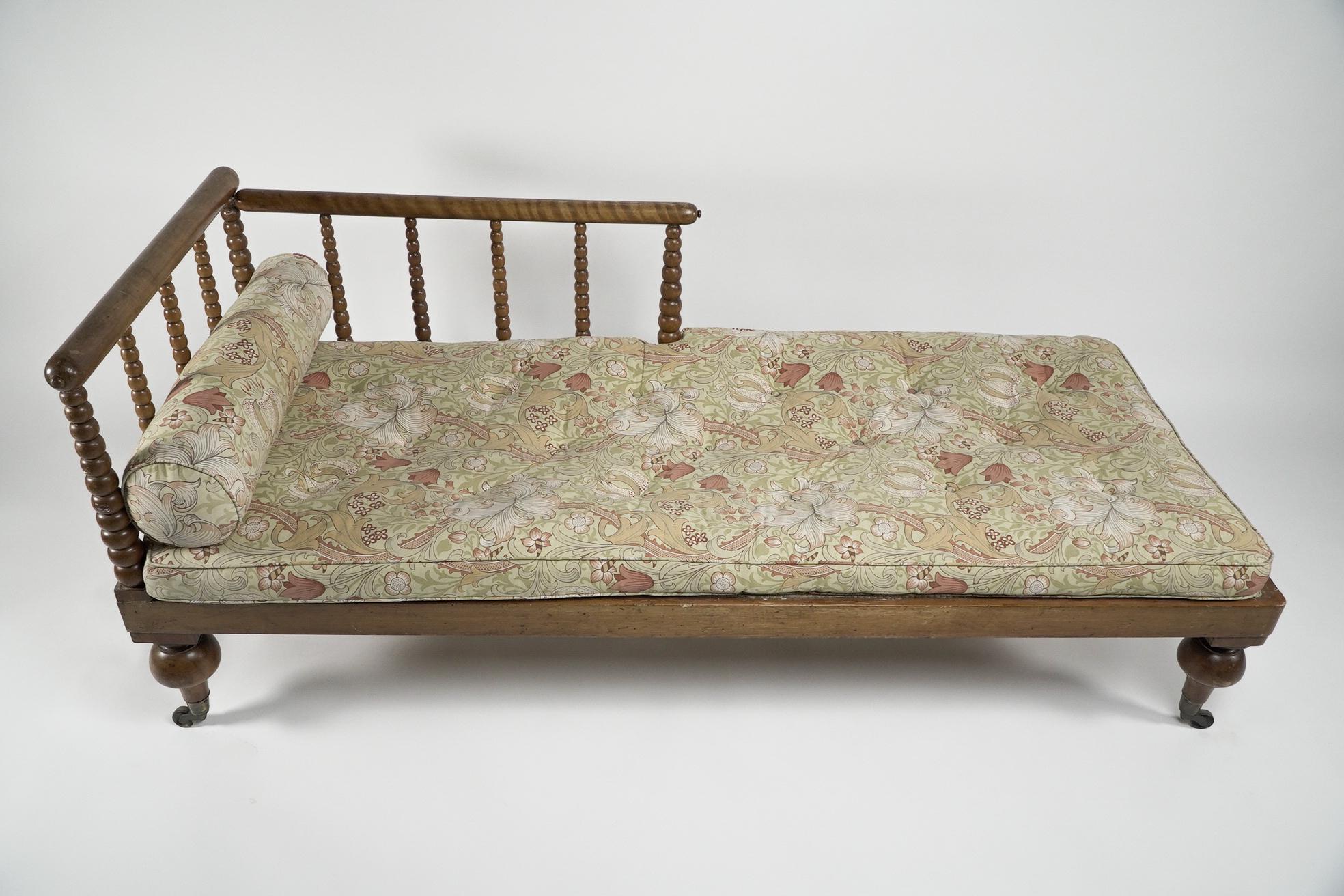 Estetismo Phillip Webb Una grande chaise longue in legno satinato tornito a tombolo Aesthetic Movement in vendita