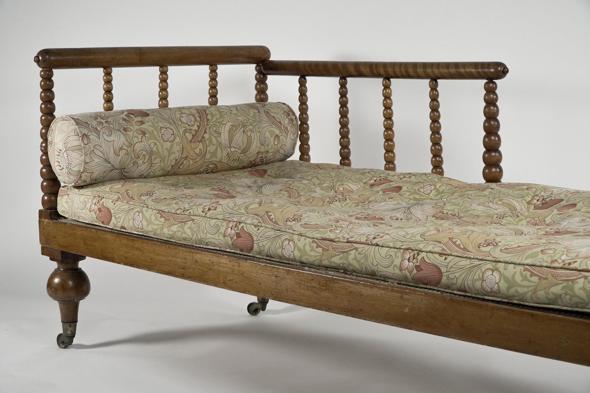 Phillip Webb A large Aesthetic Movement bobbin turned Satinwood chaise lounge In Good Condition For Sale In London, GB
