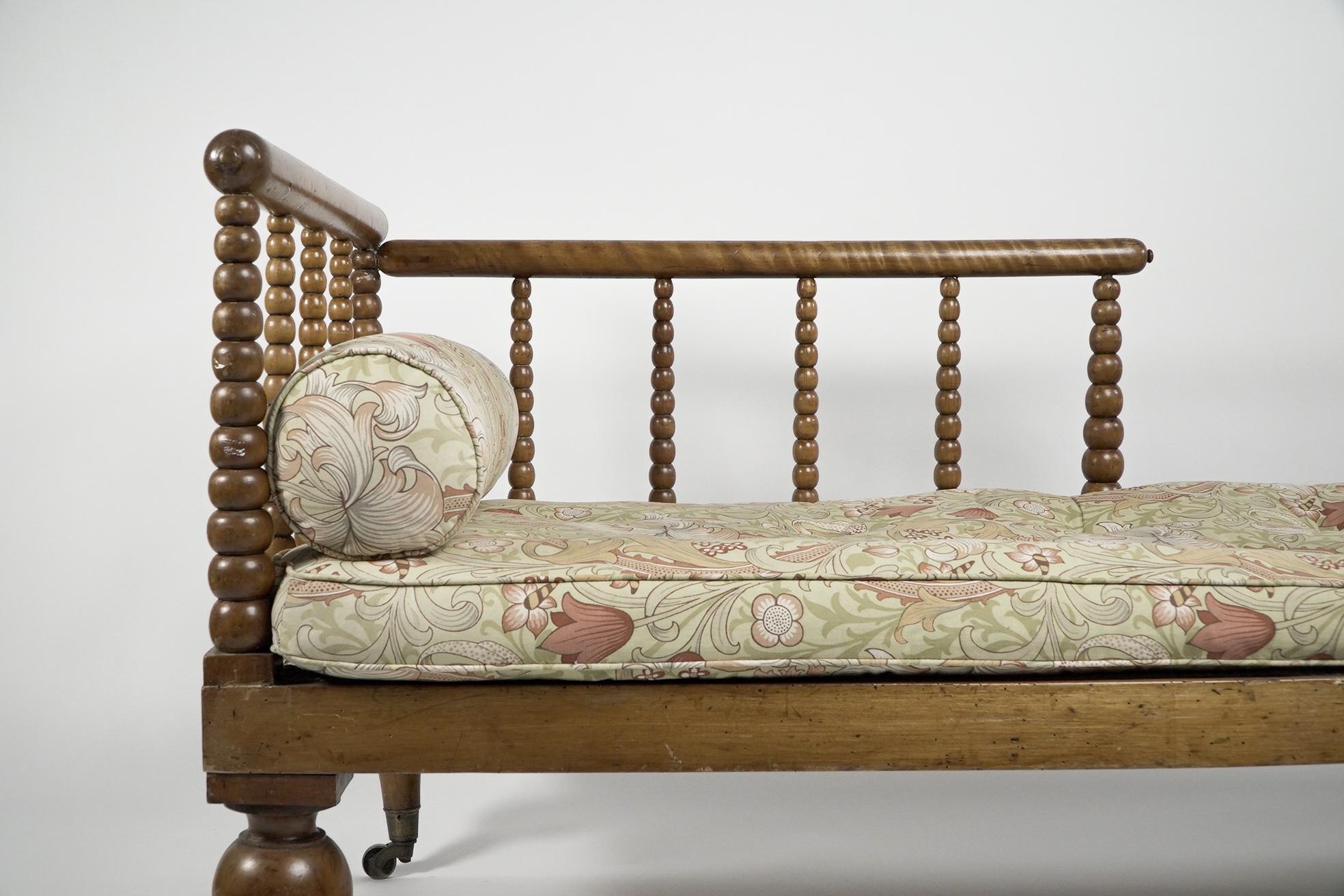 Fin du XIXe siècle Phillip Webb Grande chaise longue en bois de satin tourné aux fuseaux de l'Aesthetic Movement en vente