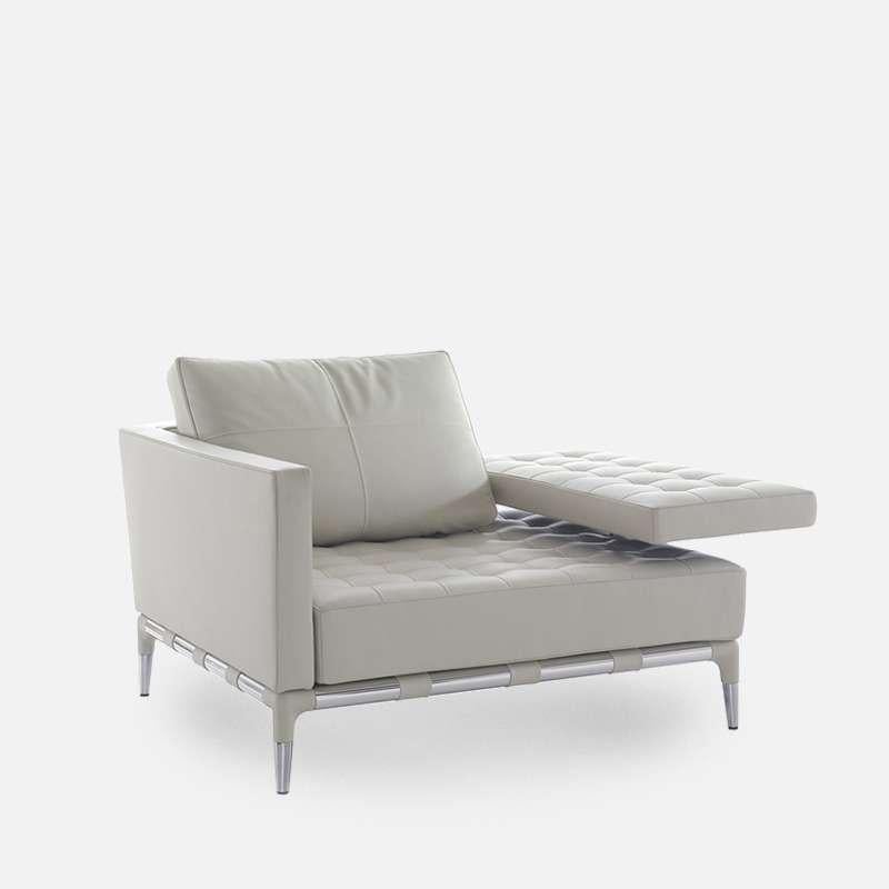 Sessel aus Stahl und Leder, Modell 'Prive', entworfen von Phillipe Stark.
Hergestellt von Cassina (Italien)

Die Privé-Kollektion mit ihrem komplexen und formalen Design verbindet Stil und Überschreitung auf perfekte Weise und schafft eine