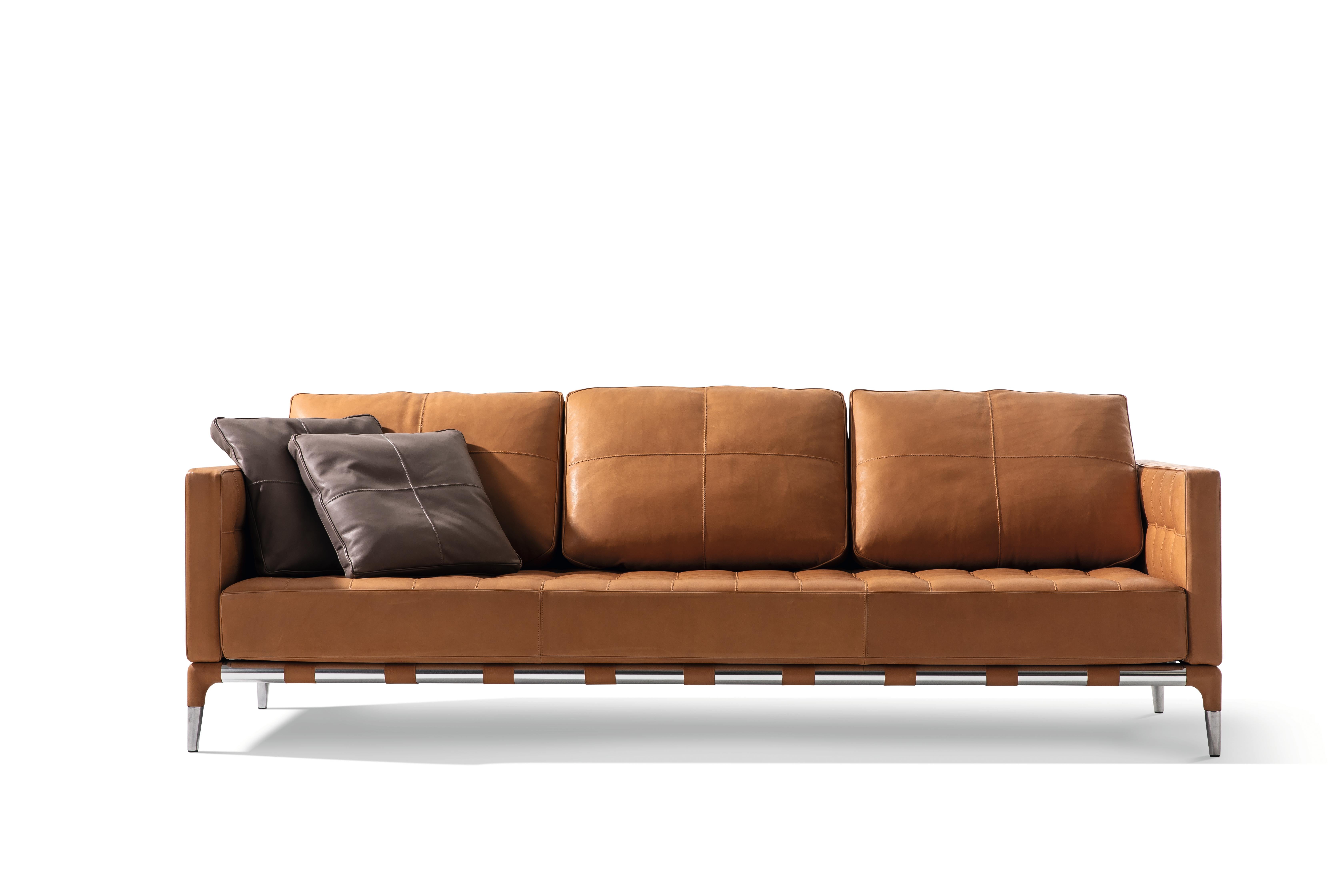 Sofa aus Stahl und Leder Modell 'Prive' entworfen von Phillipe Stark.
Hergestellt von Cassina (Italien)

Die Privé-Kollektion mit ihrem komplexen und formalen Design verbindet Stil und Überschreitung auf perfekte Weise und schafft eine ansprechende