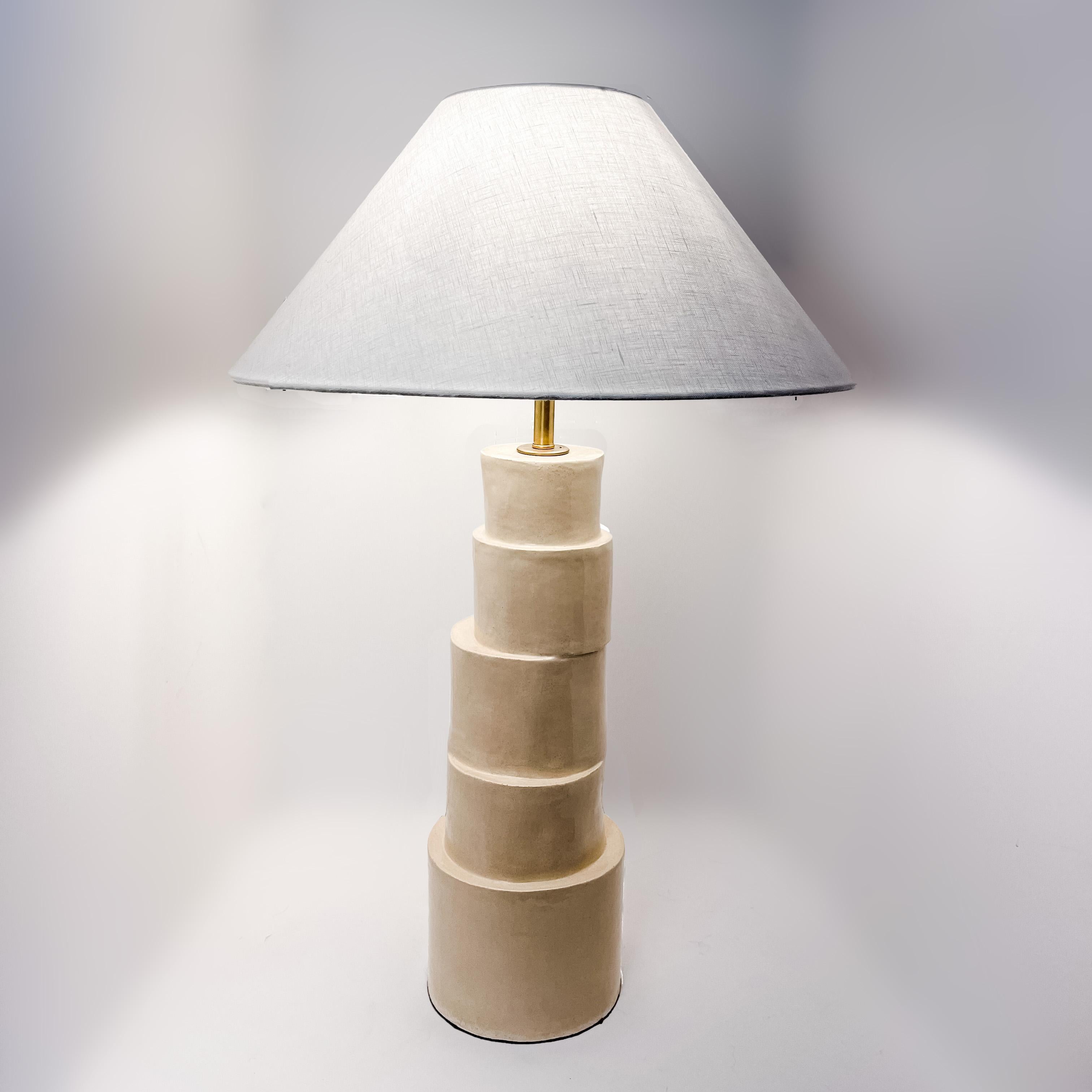 Moderne Lampe de table à colonne empilée en glaçure camel