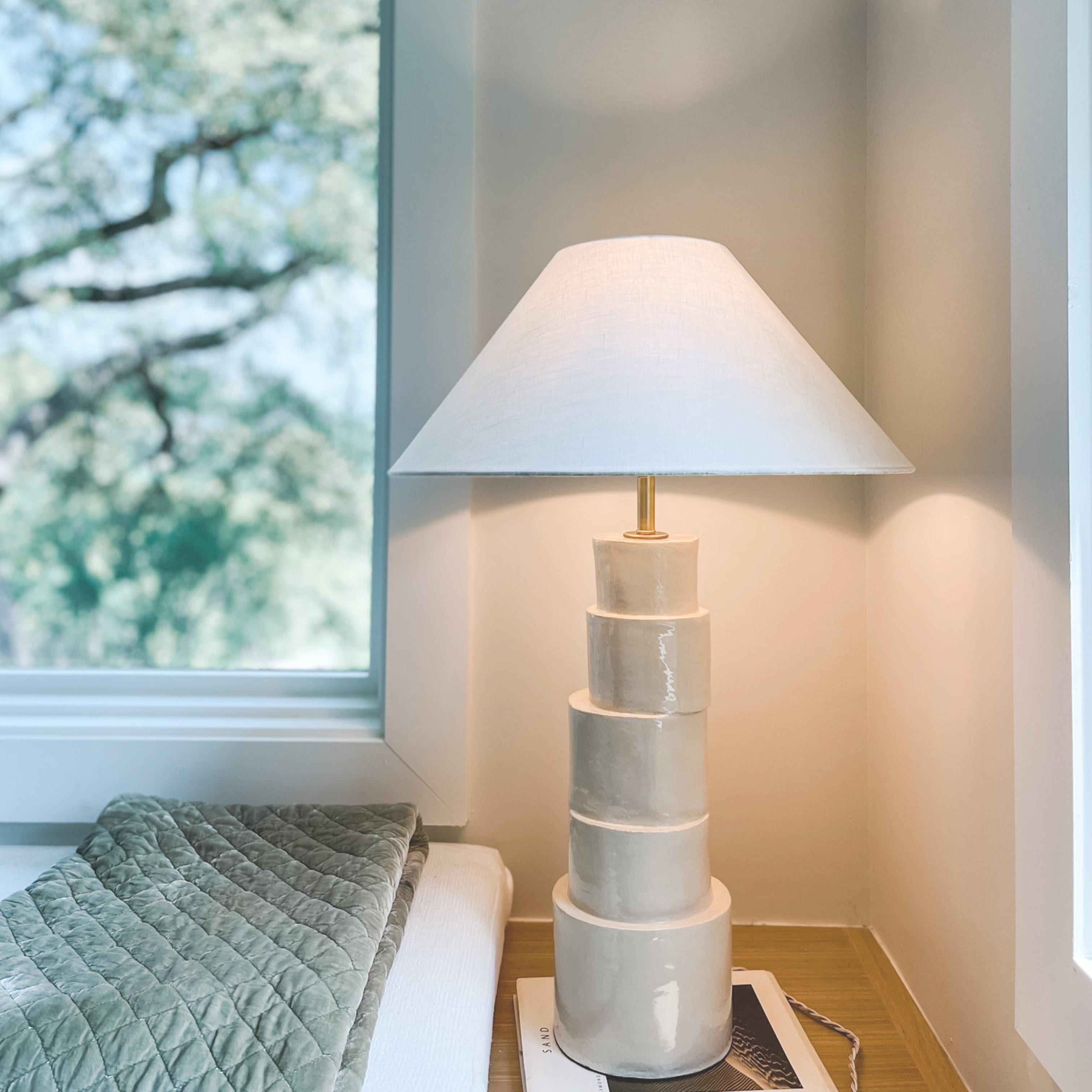 Stacked Column Table Lamp in Camel Glaze In Excellent Condition In Austin, TX
