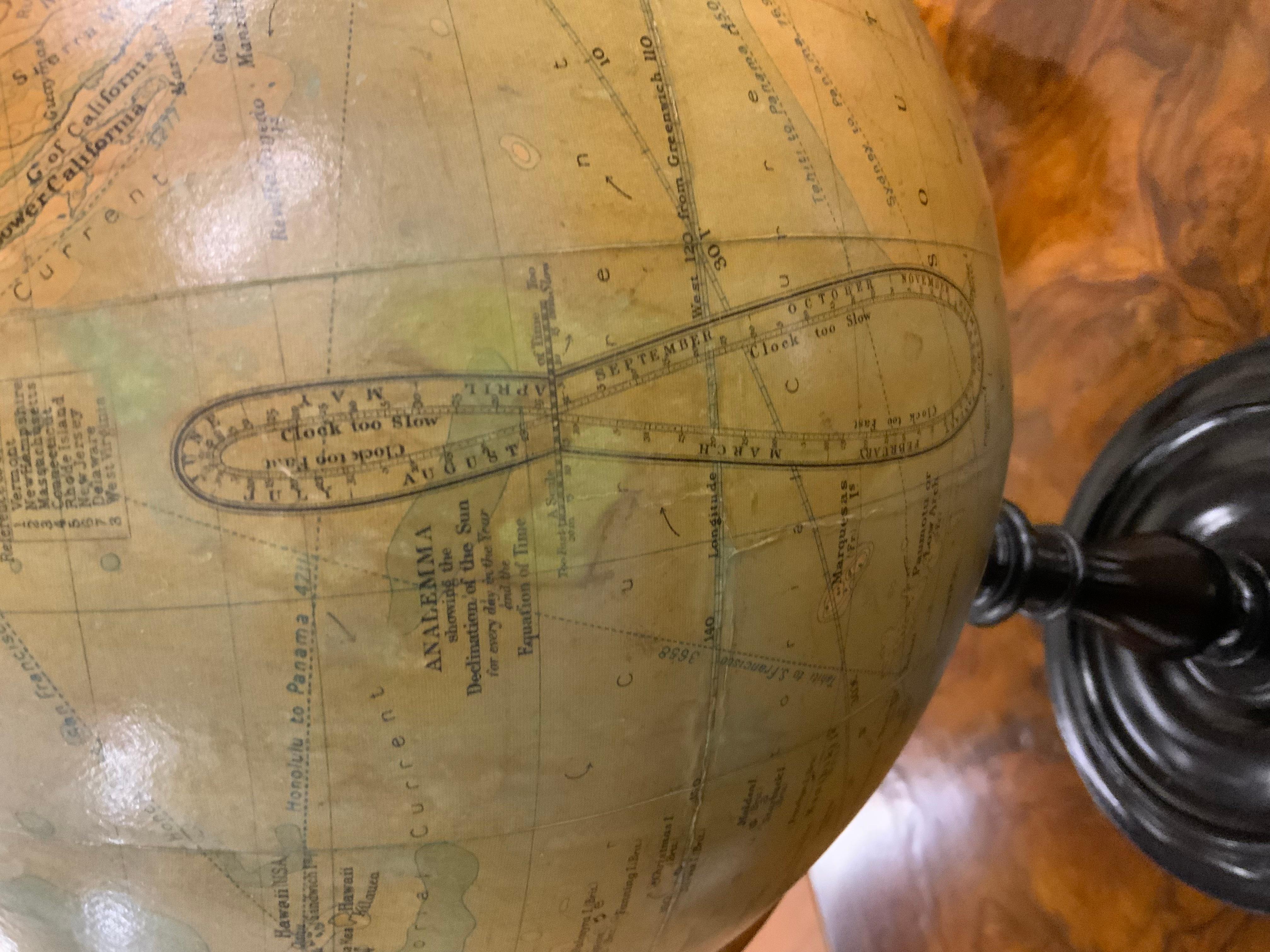 Globo terráqueo eduardiano con base ebonizada, meridiano de latón pulido  marcada de 0 a 80 grados coronada por un remate torneado.

El globo terráqueo con su etiqueta original de George Phillips & Son, Instituto Geográfico de Londres.  c.1920