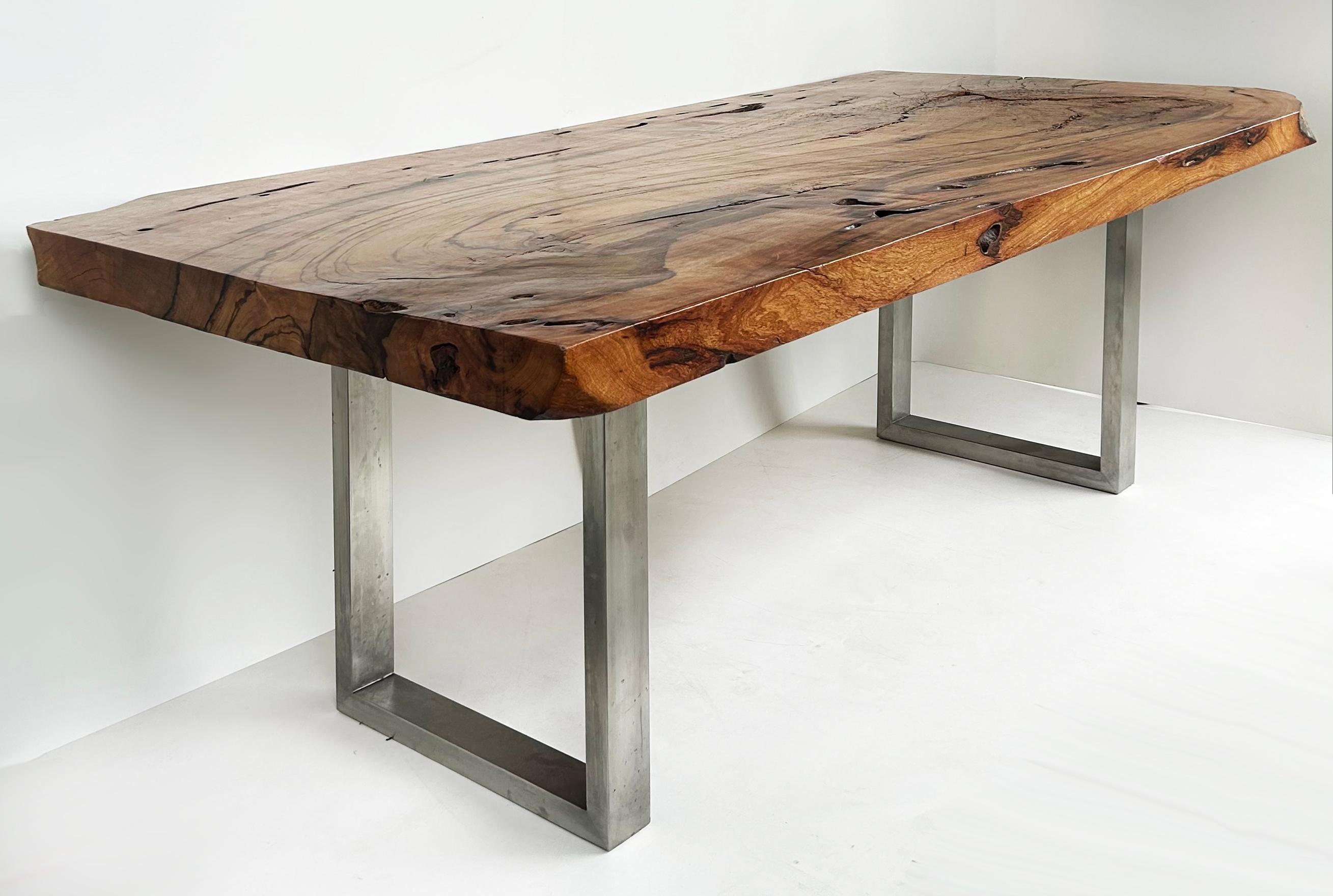 Indonésien Collection Phillipsal Table de salle à manger Organic Modern Origins, Live Edge Solid Wood en vente