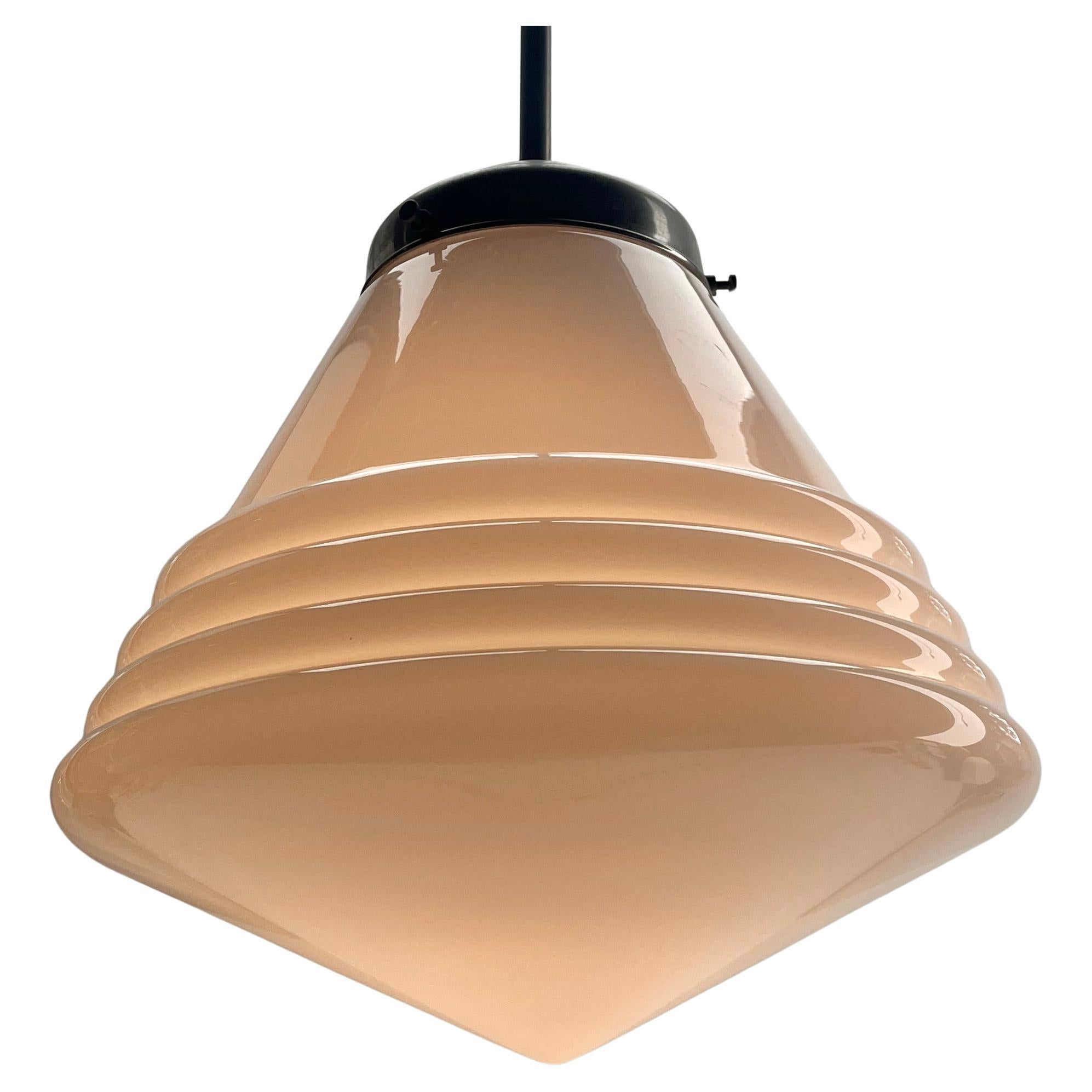 Dal Phillips questo faro centrale si trova su un'asta di 60 cm.
La lampada ha un attacco su una solida piastra cromata e contiene un paralume in vetro opalino.
Dimensioni Schade: 31 cm di diametro. / Altezza: 32 cm

Saremo lieti di adattare