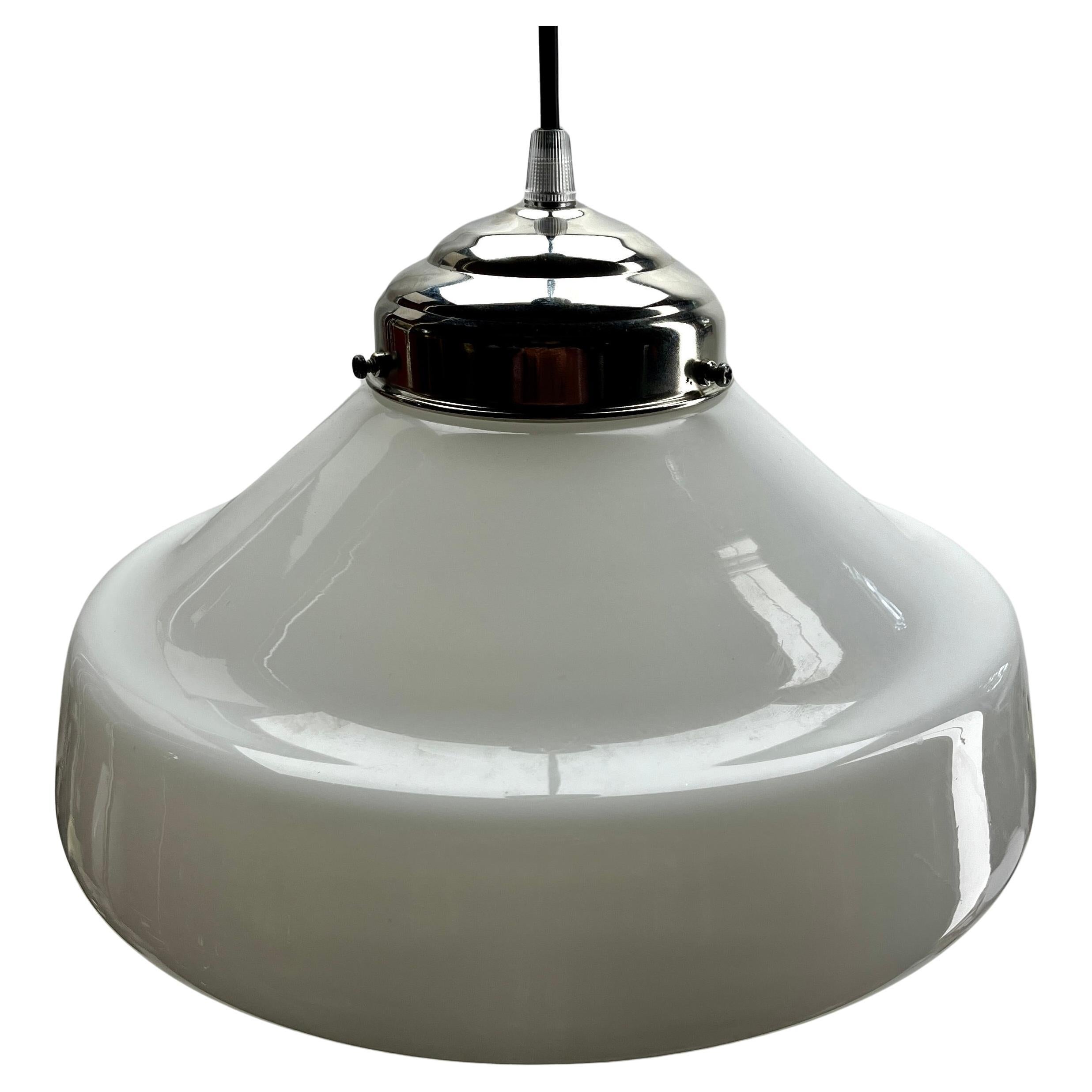Aus der Reihe Phillips ist dieser Mittelscheinwerfer auf einem Flex Cabele 60 cm
Die Lampe hat eine Halterung an einem Solid  Platte und hält einen Schirm aus Opalglas.
Größe Schade: 30 cm Durchmesser. / Höhe 16 cm

Wir passen die Höhe gerne und