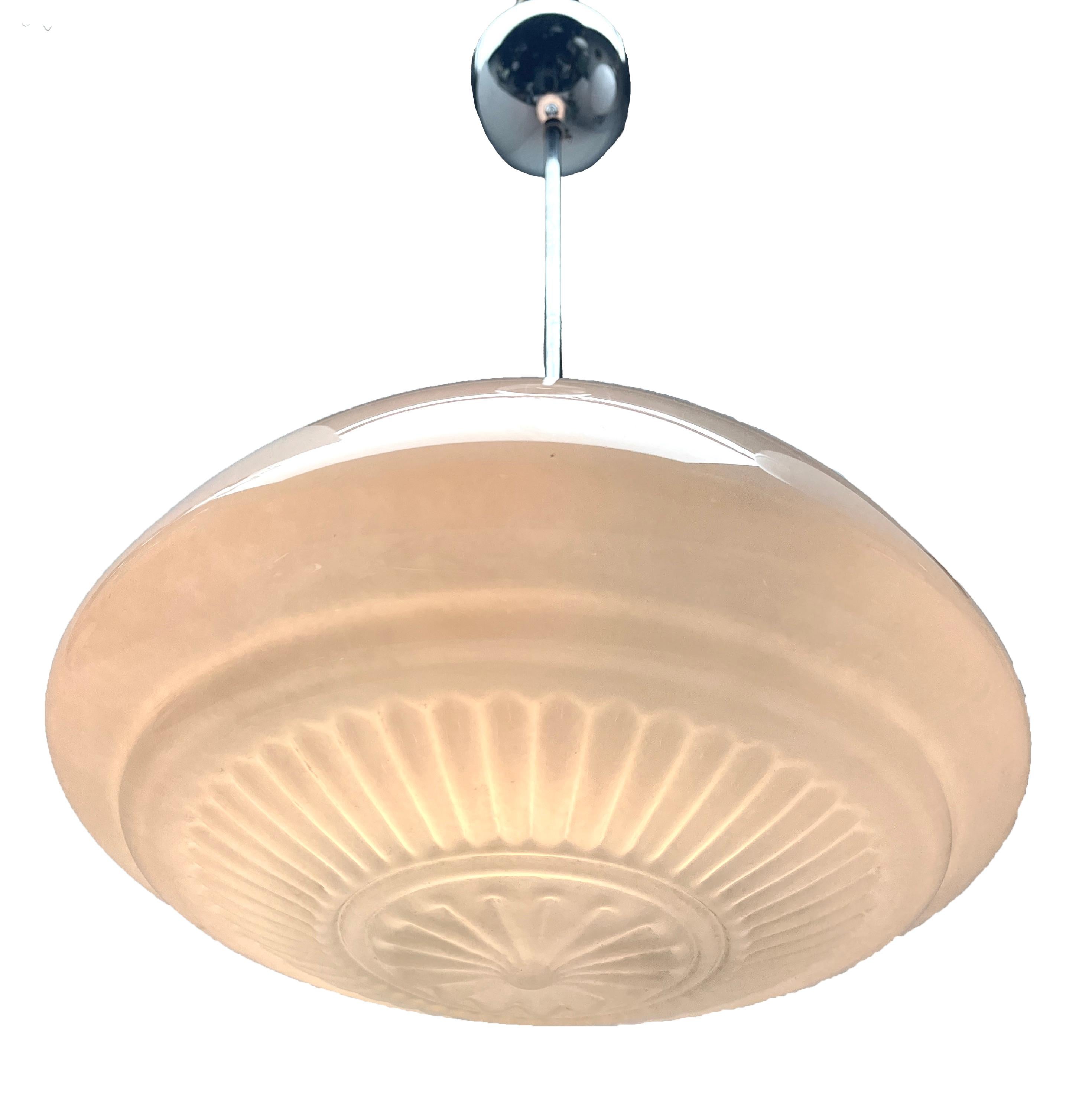 Aus der Reihe der Phillips Company stammt diese zentrale Leuchte auf einem verchromten Stiel. 
Die Lampe hat eine Halterung auf einer verchromten Platte und hält einen runden, kugelförmigen Schirm aus Opalglas.

In gutem Zustand und voll