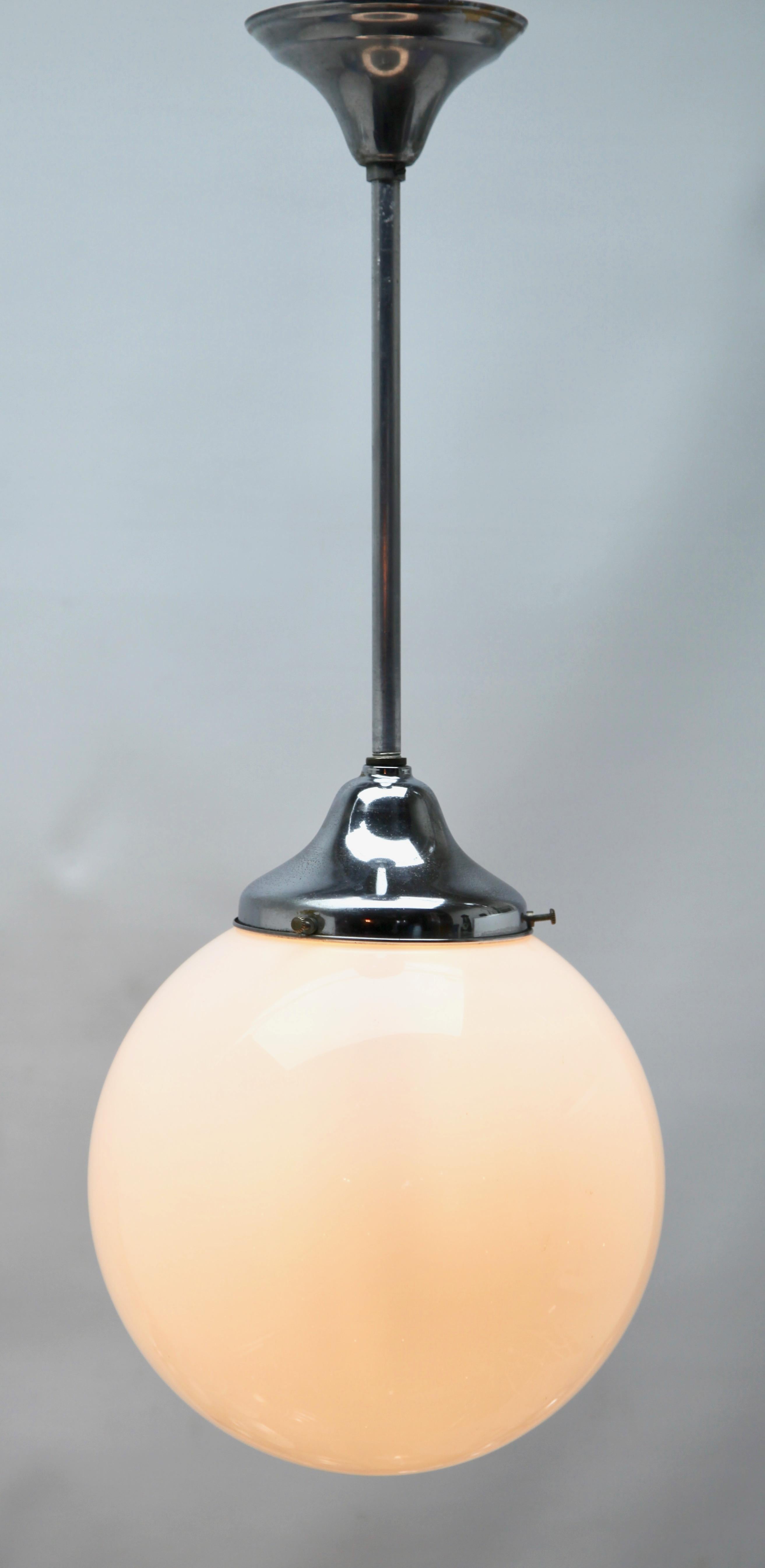 Néerlandais Lampe à suspension Phillips avec abat-jour globulaire en opaline, années 1930, Pays-Bas en vente