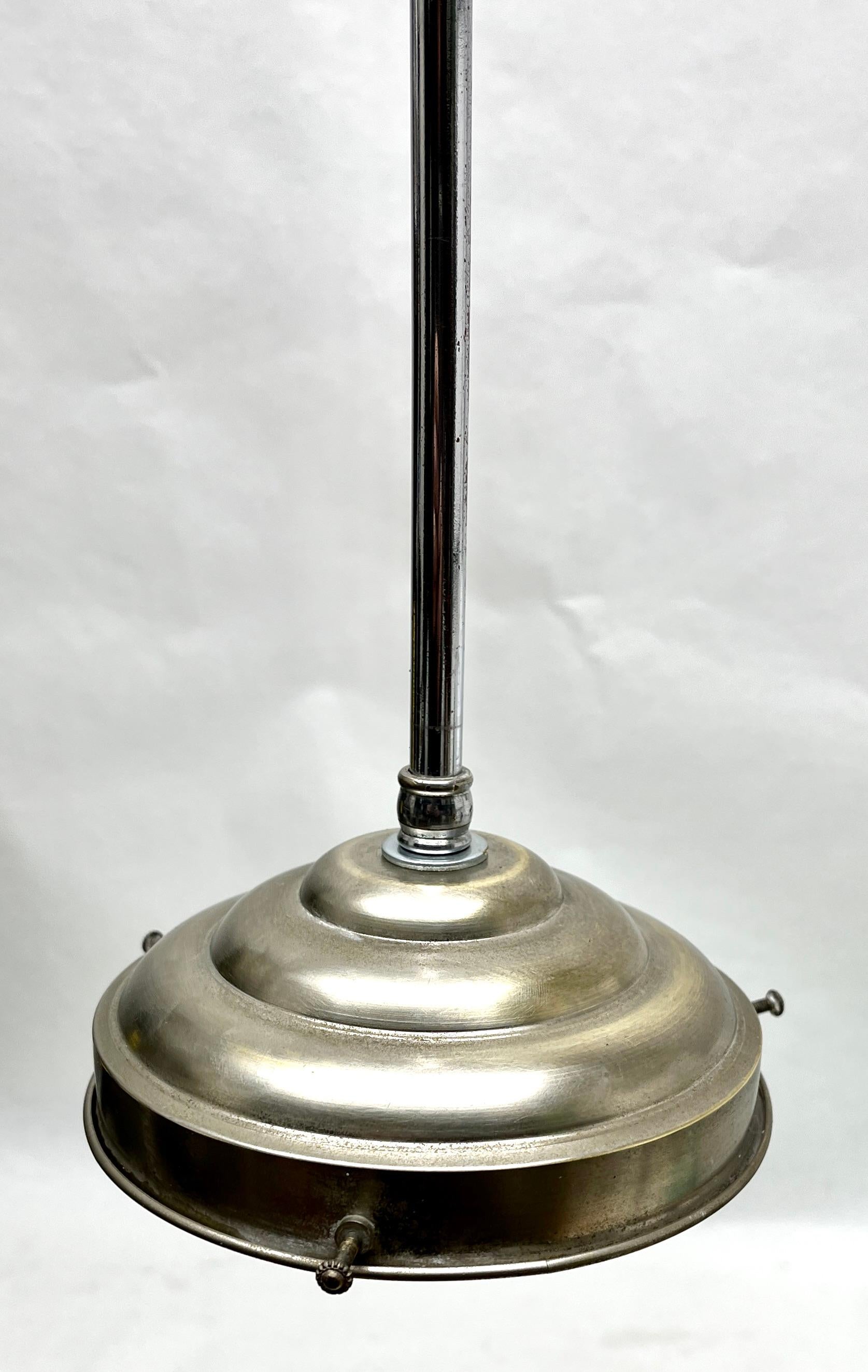 Phillips Pendel Stem Lampe mit kugelförmigem Opalschirm, 1930er Jahre, Niederlande (Handgefertigt) im Angebot