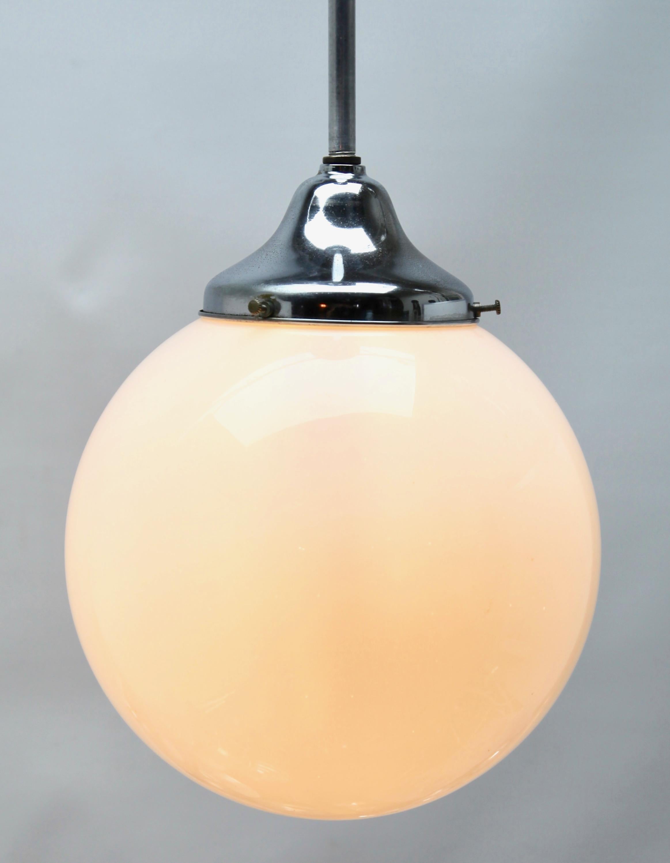 Lampe à suspension Phillips avec abat-jour globulaire en opaline, années 1930, Pays-Bas Bon état - En vente à Verviers, BE