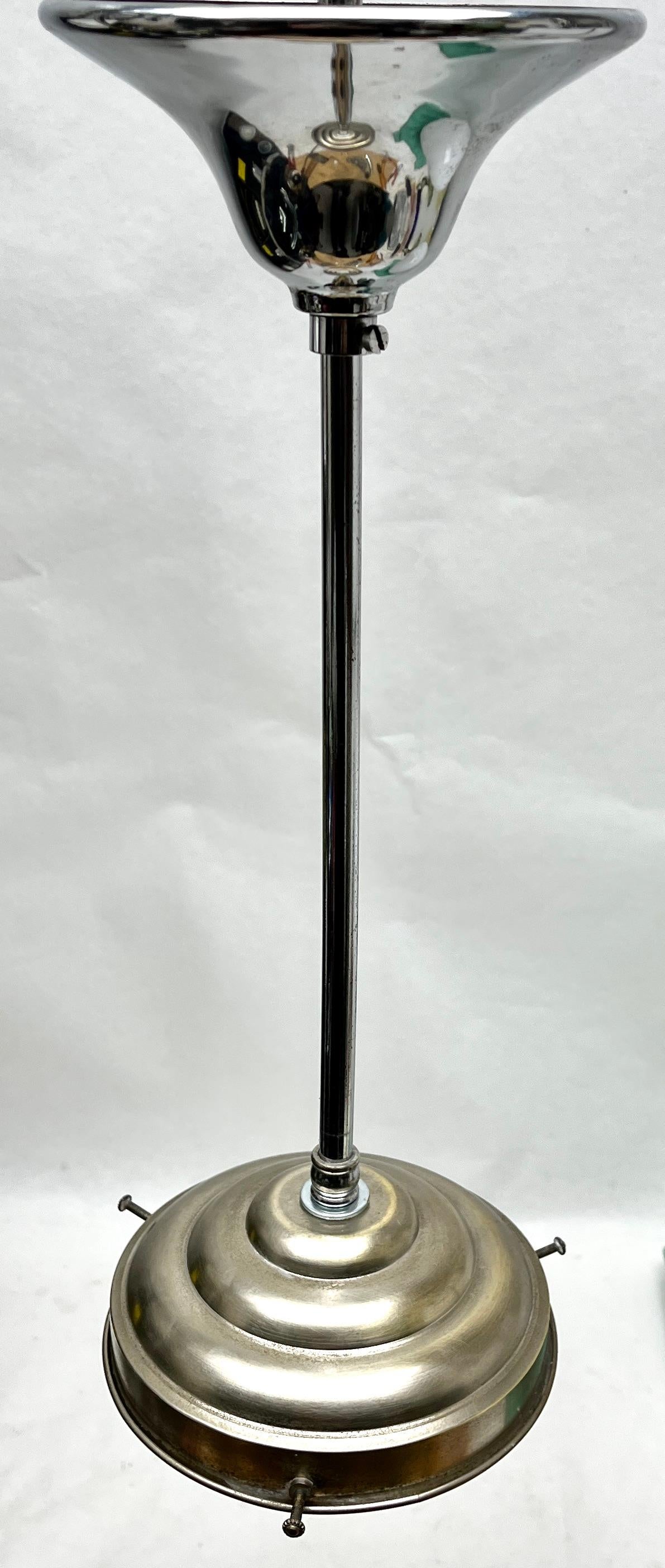 Phillips Pendel Stem Lampe mit kugelförmigem Opalschirm, 1930er Jahre, Niederlande (Geblasenes Glas) im Angebot
