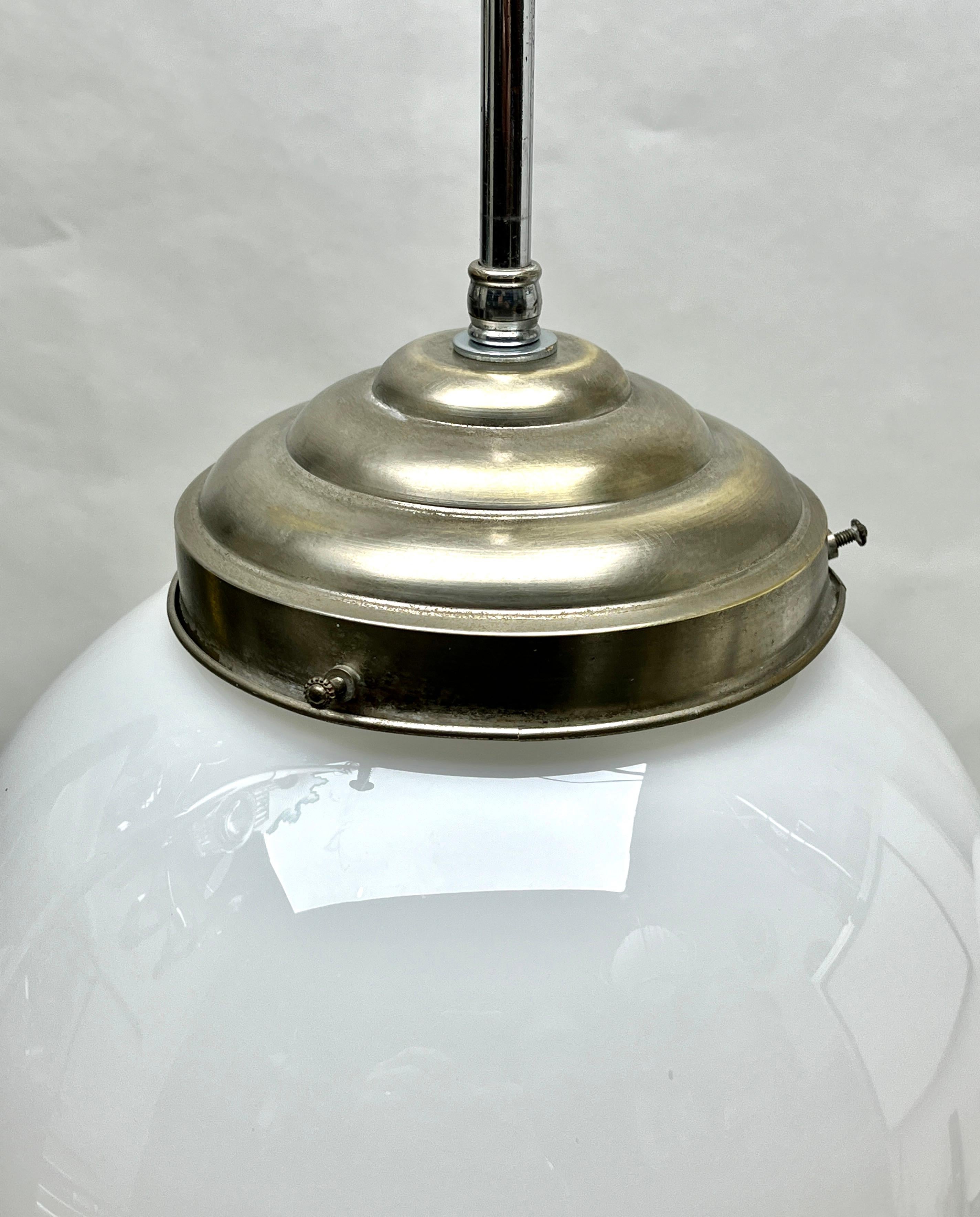 Phillips Pendel Stem Lampe mit kugelförmigem Opalschirm, 1930er Jahre, Niederlande im Angebot 1
