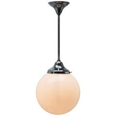 Lampe à suspension Phillips avec abat-jour globulaire en opaline, années 1930, Pays-Bas