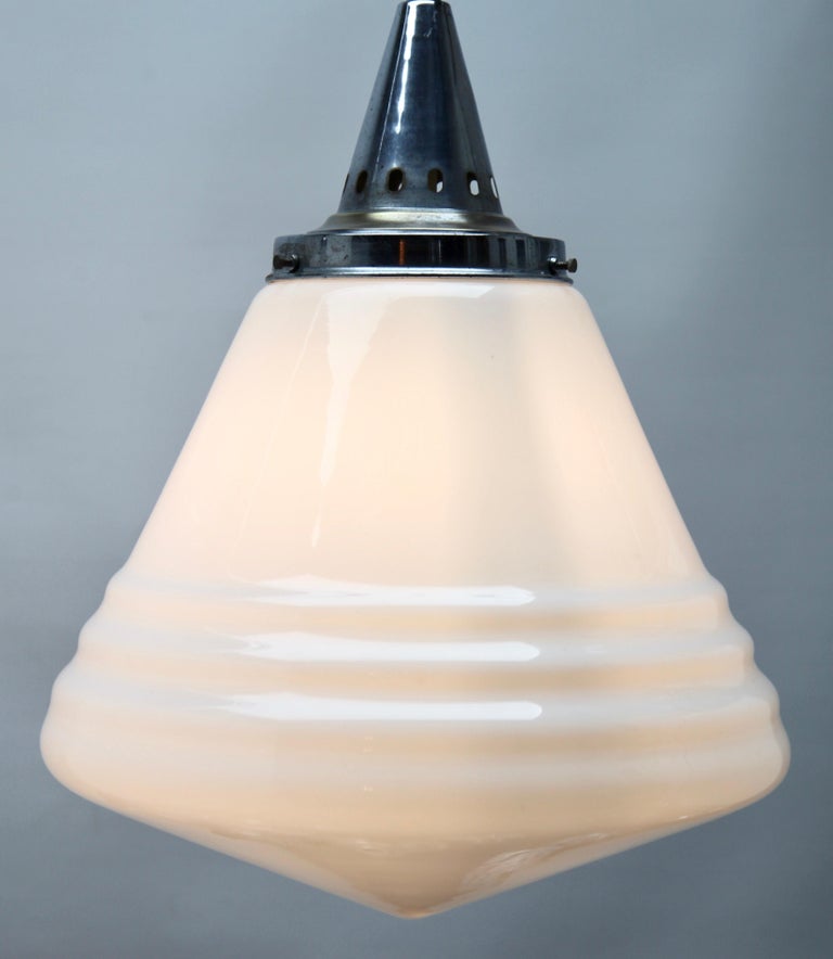Art Deco Opaque glass pendant ceiling light Pavillons, Belgium.

Size shade height 31 cm x diameter 30 cm

Large stepped Opaline pendant light is very typical for the Art Deco era
and was widely used to be hung in hallways,
offices or larger