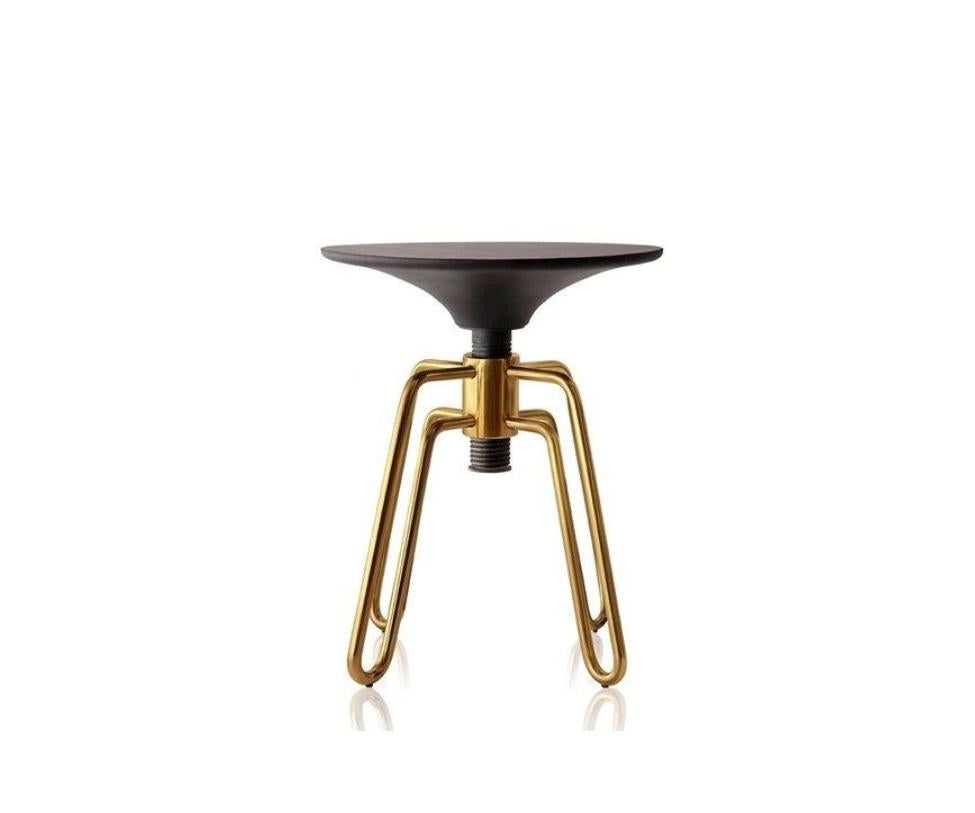 Designed by Jader Almeida for Brasillian Brand Sollos.
The Phillips stool has its denomination inspired by the cross-screw, popularly known as Phillips. This is a good-natured re-reading of the piano seats that can also be used as a side