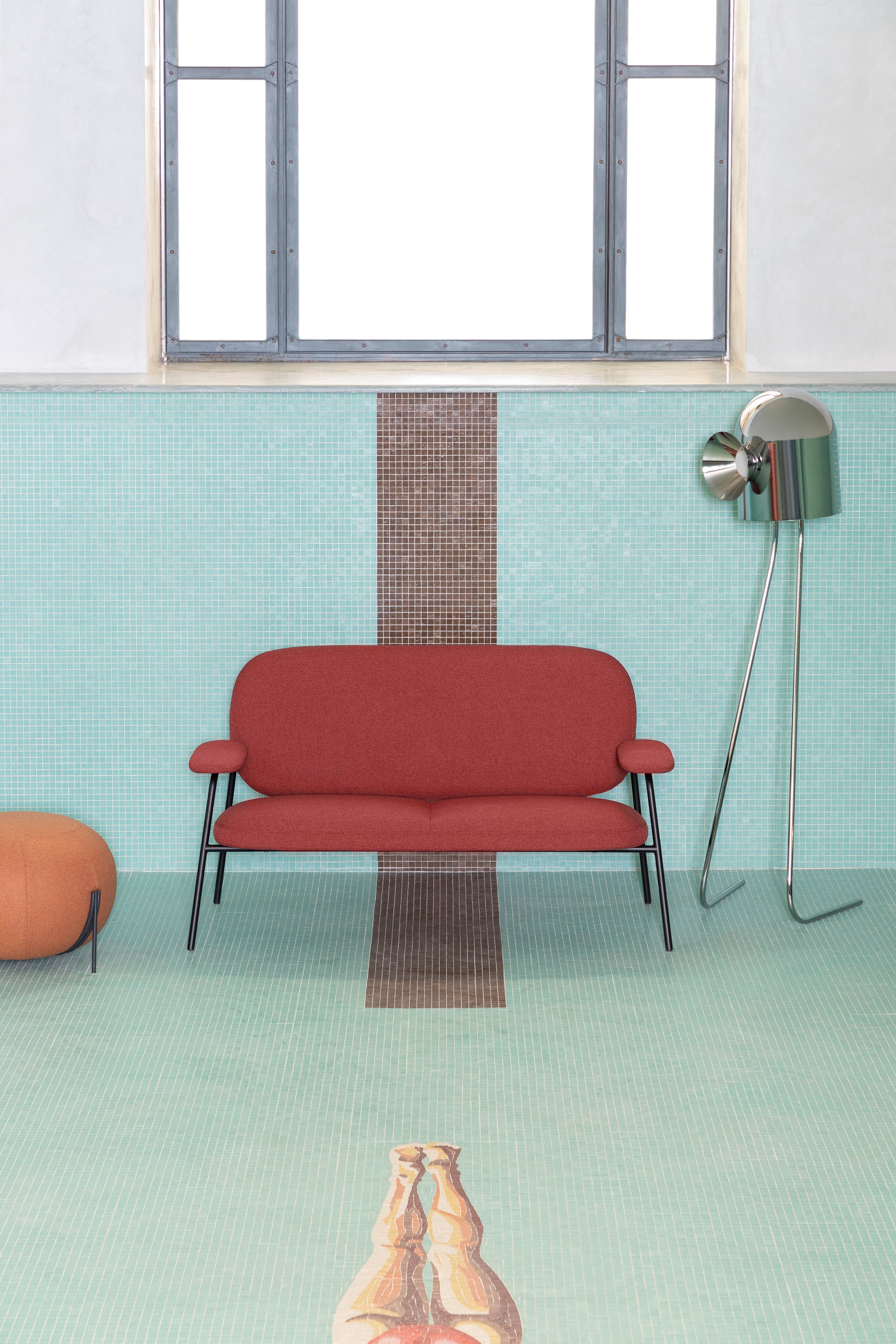 Philo Two Seater Sofa mit roter Extrapolsterung und mattschwarzem Rahmen von Marco Zito (21. Jahrhundert und zeitgenössisch) im Angebot