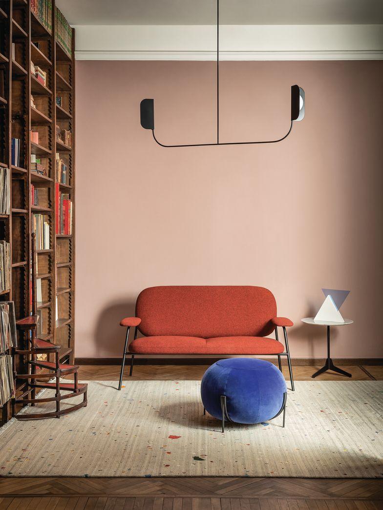 Philo Two Seater Sofa mit roter Extrapolsterung und mattschwarzem Rahmen von Marco Zito im Angebot 1