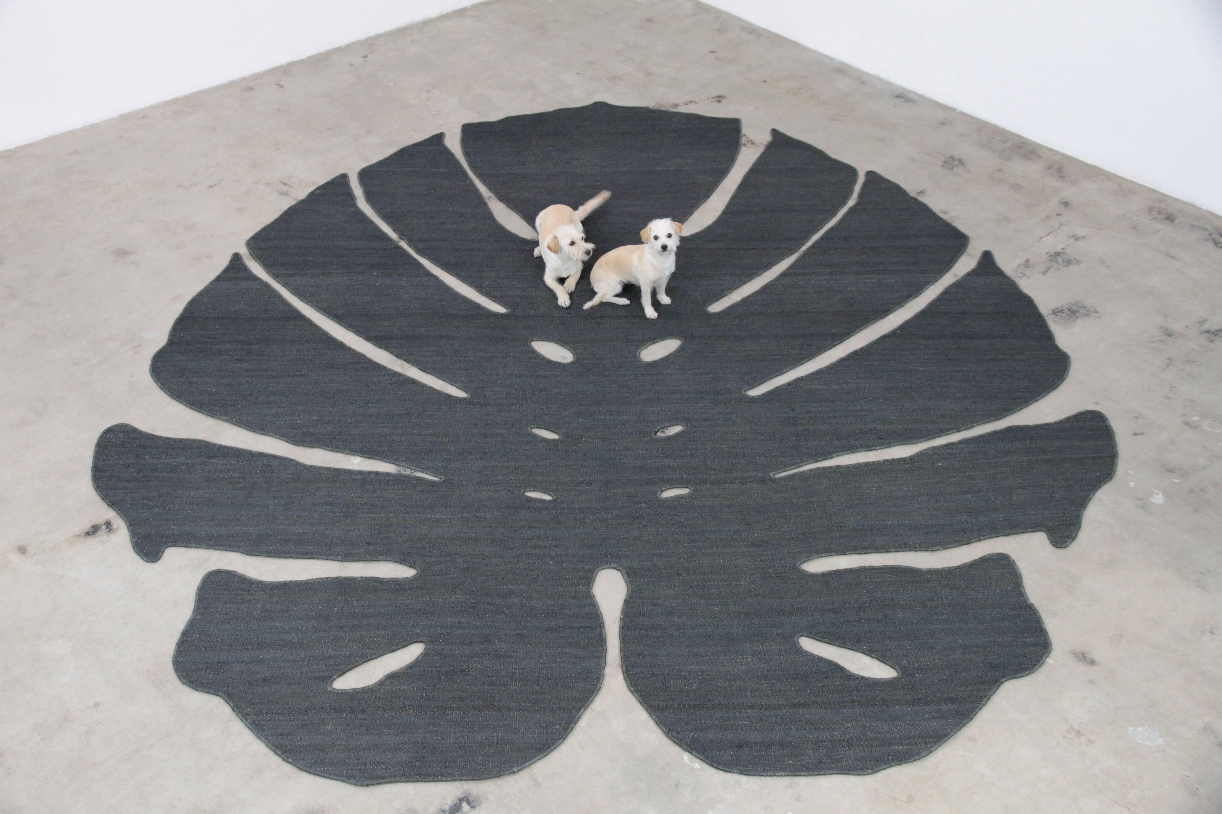 Ce tapis monumental à feuilles de philodendron est tissé à la main en jute gris anthracite. Il est fixé à un pad antidérapant en caoutchouc et peut être placé sur n'importe quelle surface dure à l'aide d'un ruban adhésif pour tapis.
Fabriquée à Los