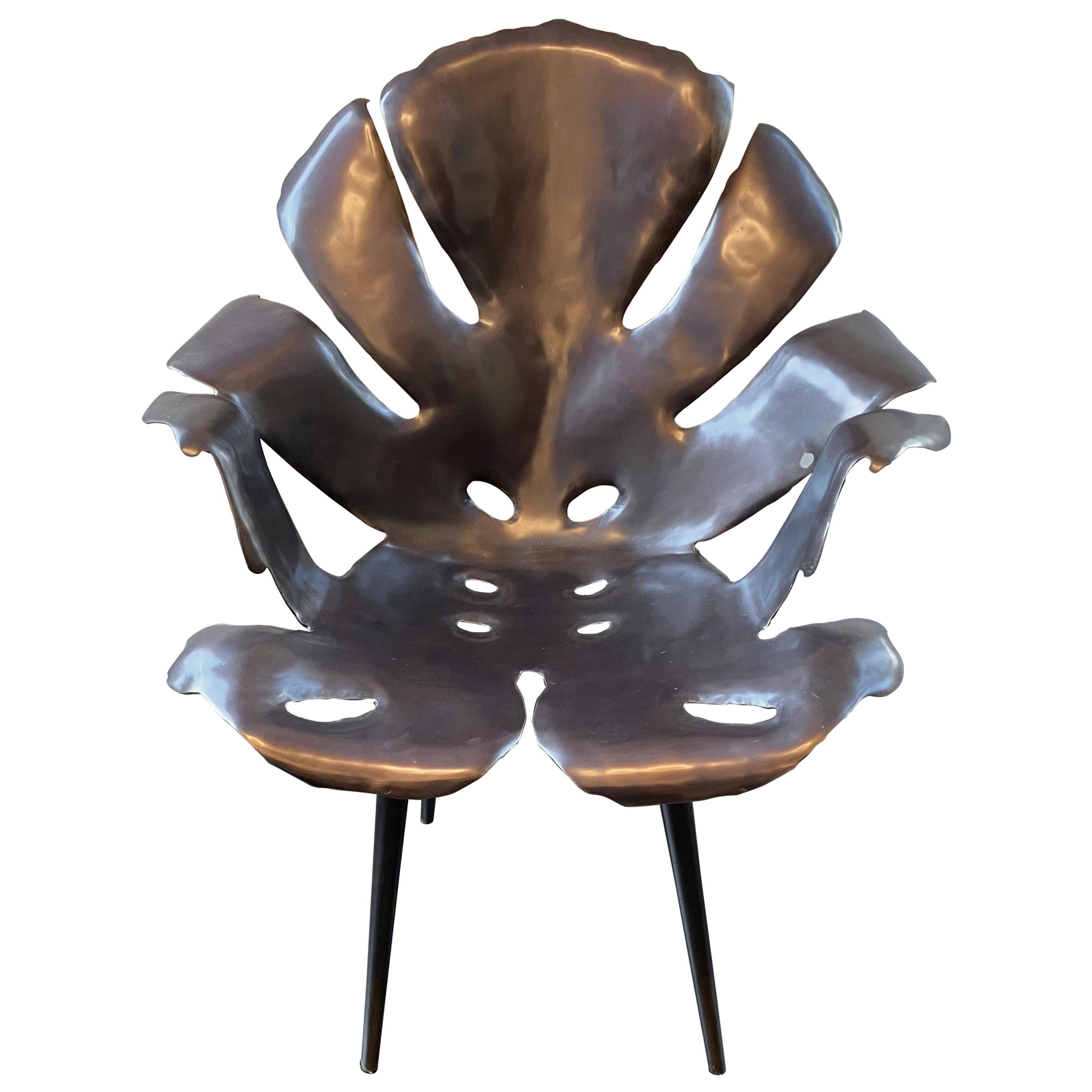 La chaise de salle à manger Philodendron a été sculptée à la main ; assurez-vous qu'elle est aussi confortable que magnifique ! Chaque chaise pèse environ 40 livres, ce qui la rend bien adaptée aux conditions extérieures, y compris les rafales de