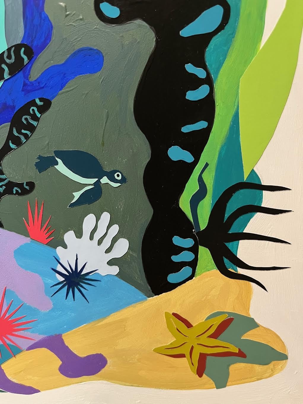 Sous la mer, vie océanique colorée aux bords durs et aux détails ludiques - Painting de Philomena Marano