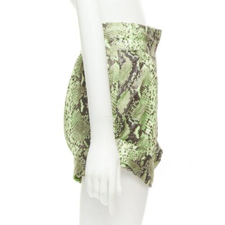 Short beige à taille haute et à échelle imprimée effet papier, taille IT 38 XS Excellent état - En vente à Hong Kong, NT