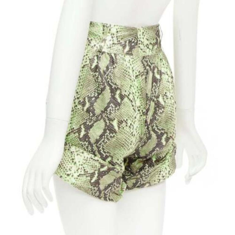 Short beige à taille haute et à échelle imprimée effet papier, taille IT 38 XS en vente 1