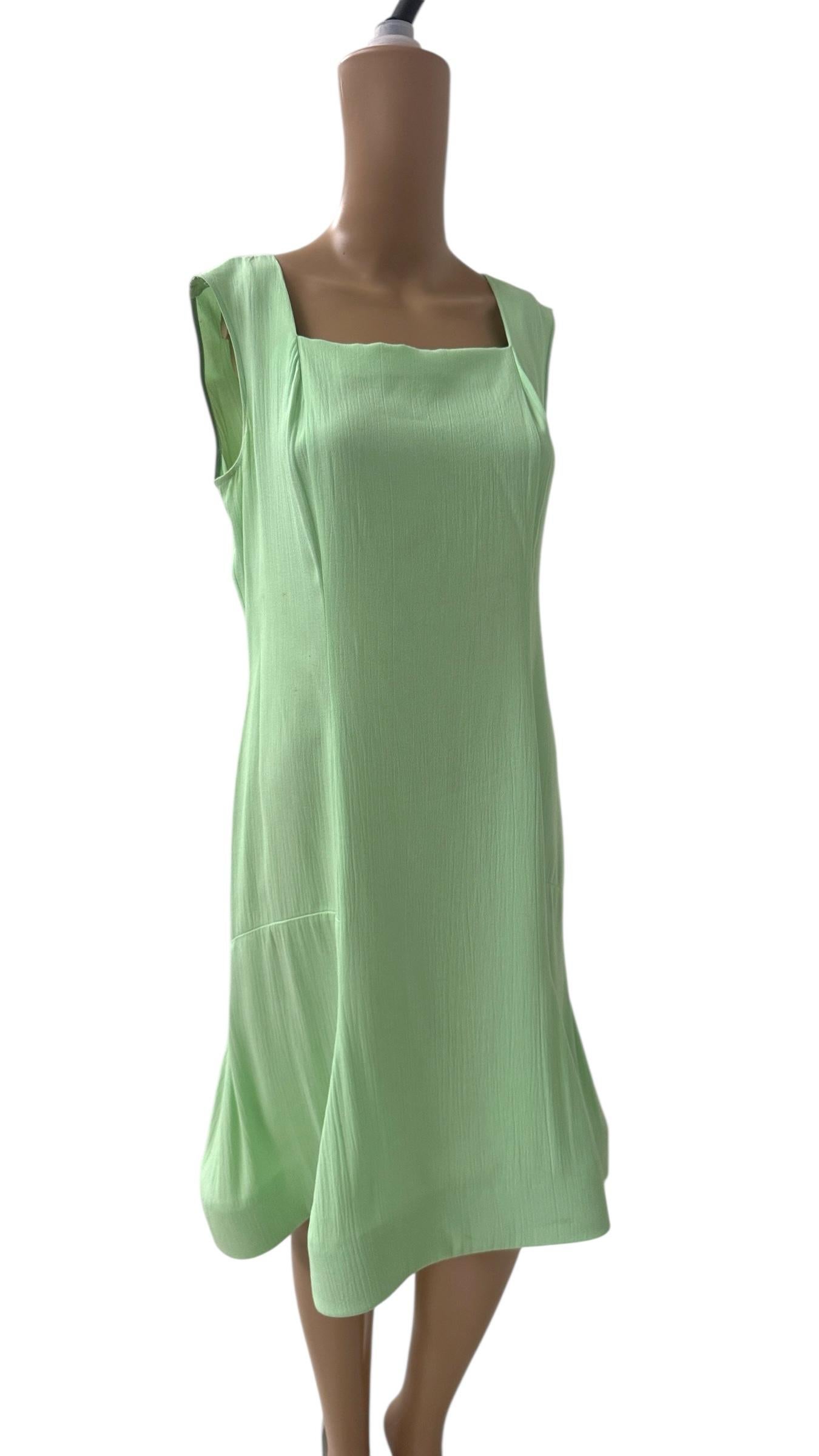 Elegante vestido sin mangas de Philosophy di Alberta Ferretti en un refrescante tono verde menta confeccionado en un ligero tejido de crêpe que se ciñe suavemente al cuerpo el diseño presenta un sofisticado escote cuadrado y tirantes anchos que