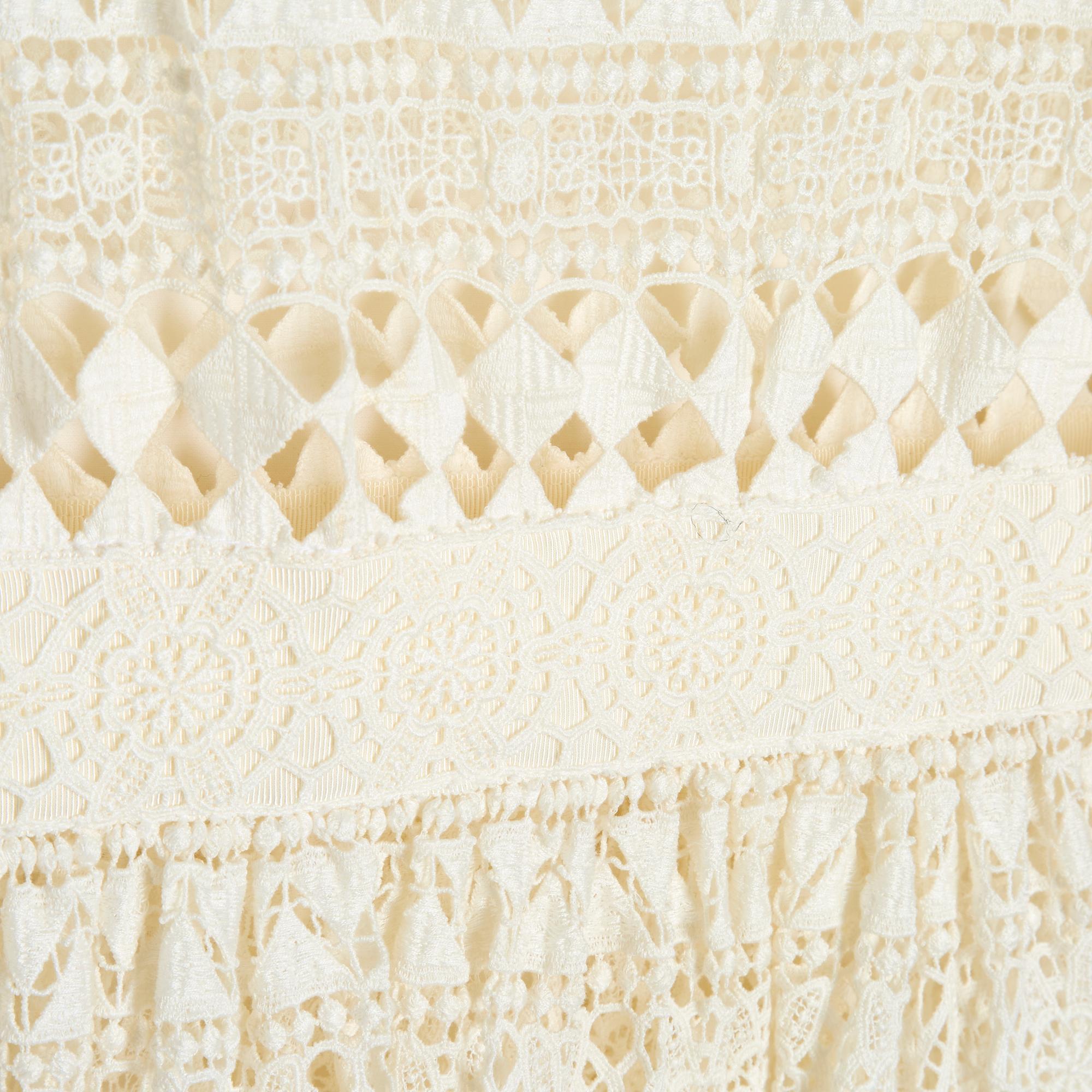 Abito Philosophy Di Lorenzo Serafini e pizzo crochet in cotone ecru, scollo rotondo, senza maniche, vita aderente, gonna plissettata in vita solo sul davanti e sul retro (quindi non sui fianchi per evitare di allargare i fianchi), sottoveste
