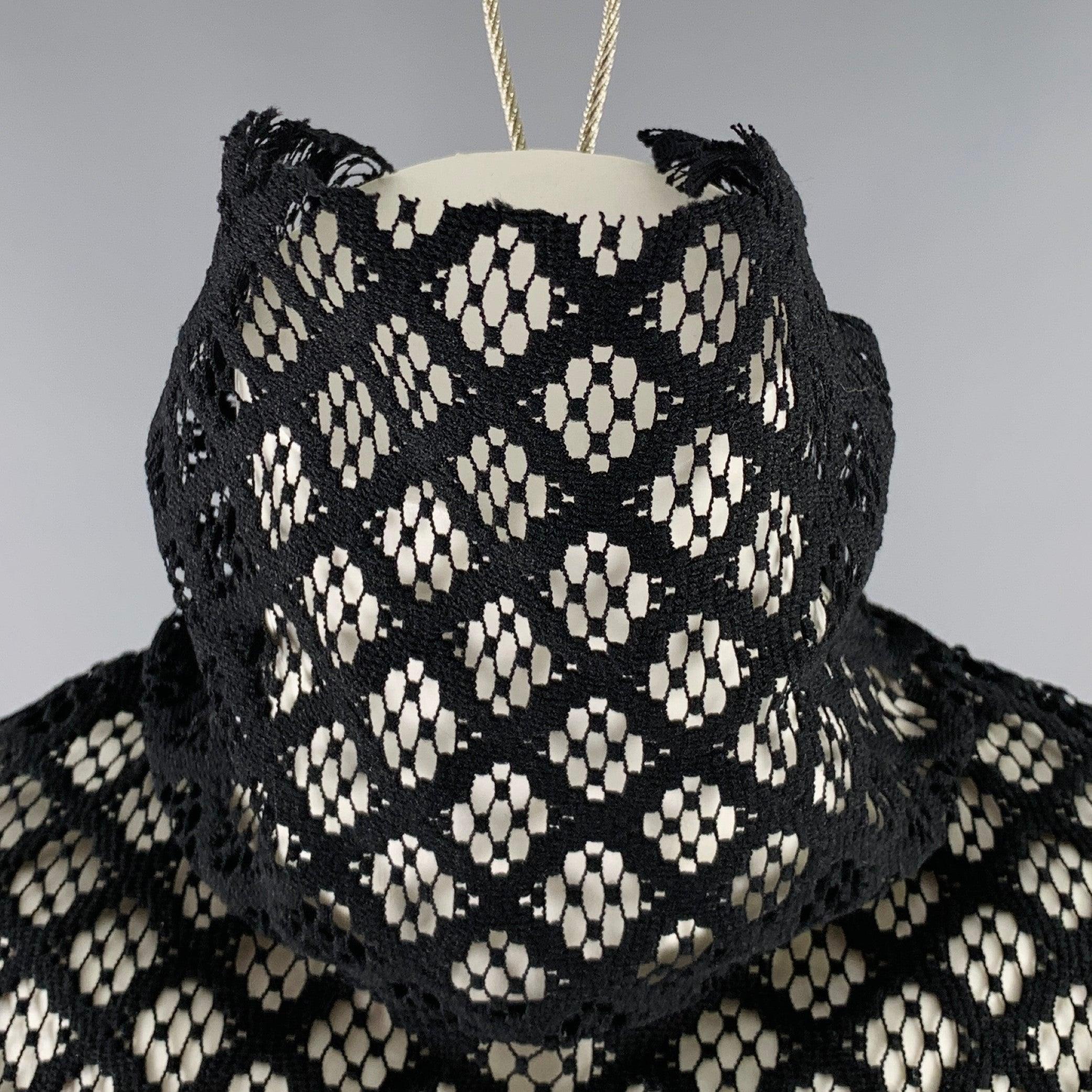 PHILOSOPHIE di LORENZO SERAFINI pull-over
en maille de polyester noire, avec un design en dentelle et un col roulé haut.Nouveau avec étiquettes. 

Marqué :   IT 40 

Mesures : 
 
Épaule : 16 pouces Poitrine : 36 pouces Manches : 27 pouces Longueur :