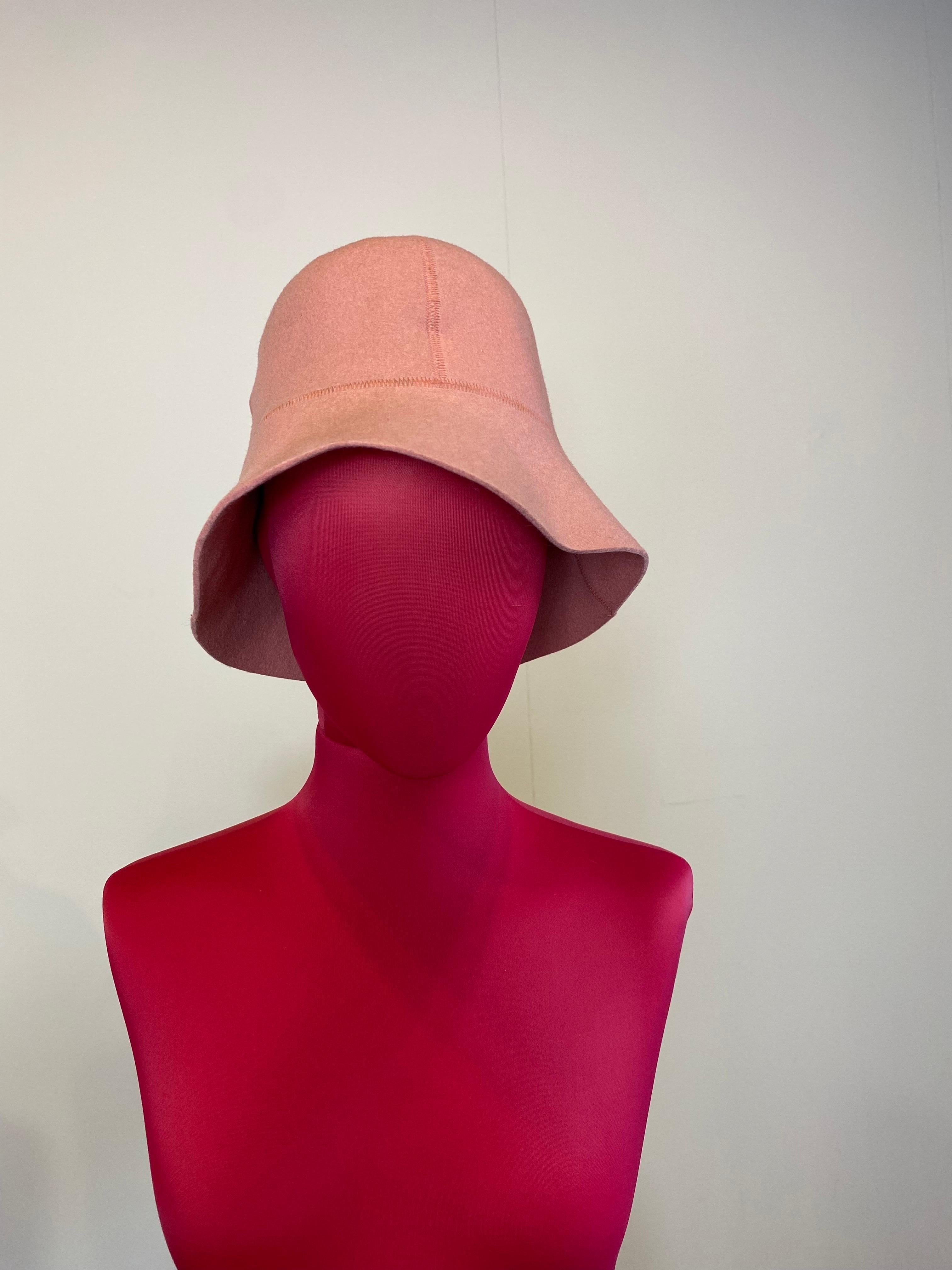 Cappello a secchiello Philosophy by Alberta Ferretti, in lana rosa con cuciture decorative.
Taglia M
Diametro 20 cm